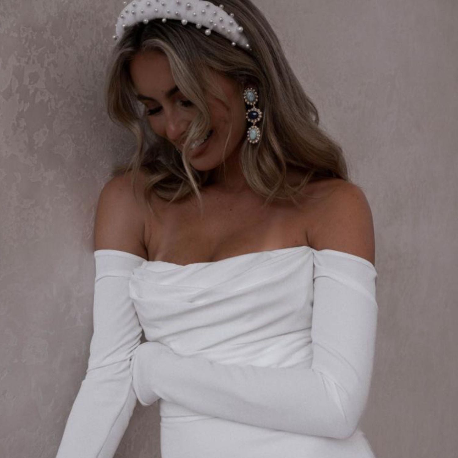Modernes Brautkleid aus Crêpe – clean bridal look mit aufwendiger Verarbeitung