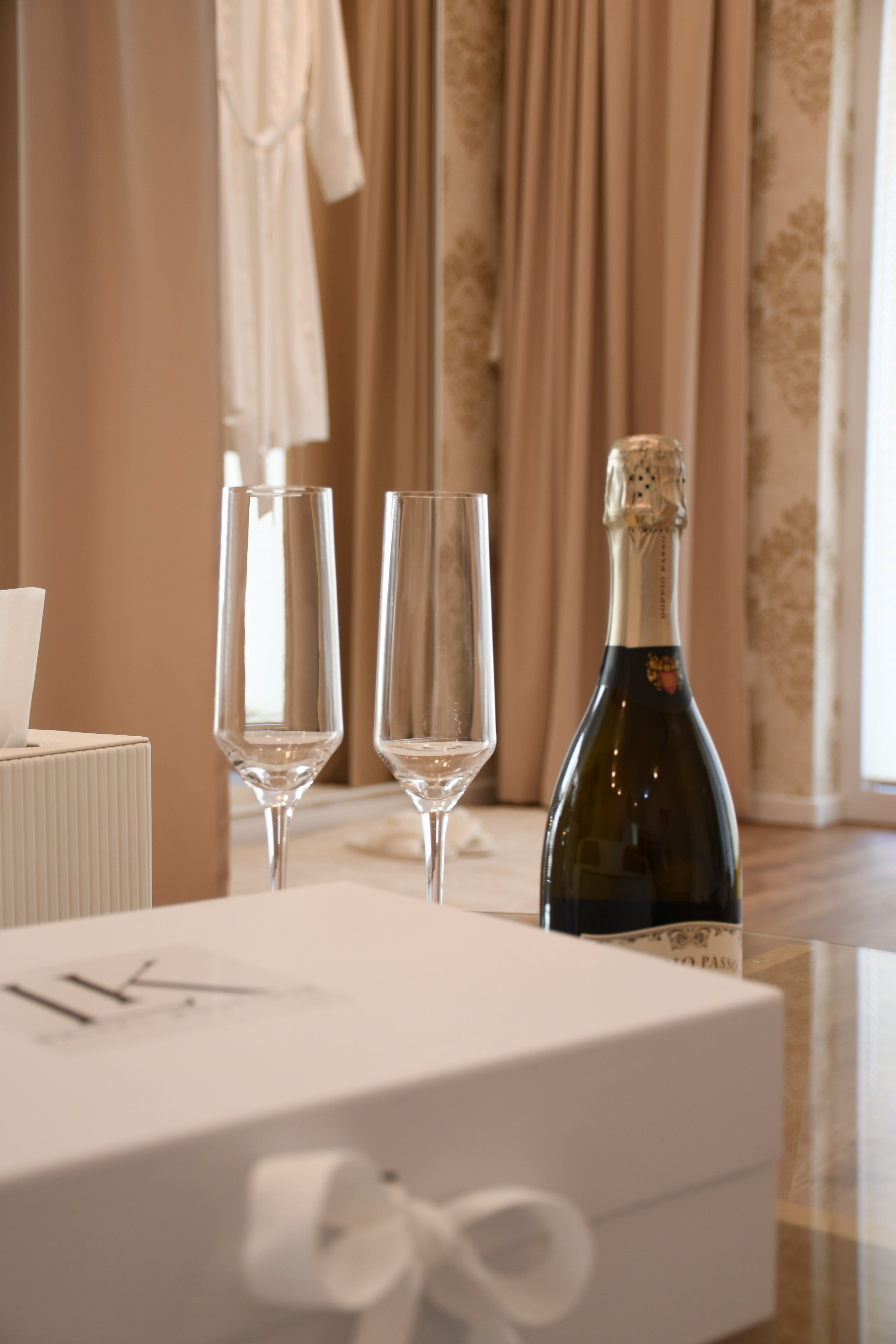 Anprobezimmer mit Sekt in der Brautmodeboutique