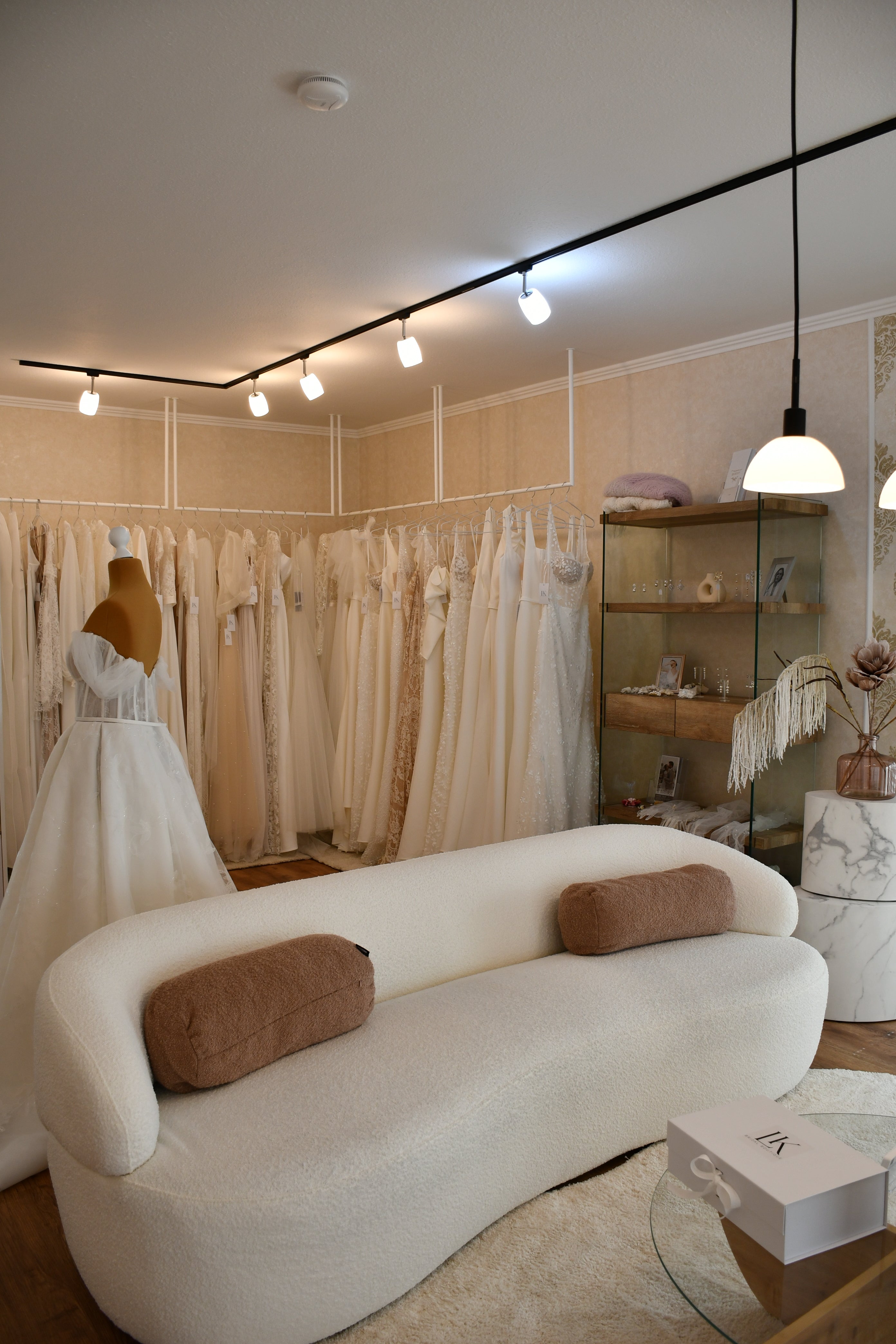 Brautmodeboutique mit Brautkleidern und Accessoires