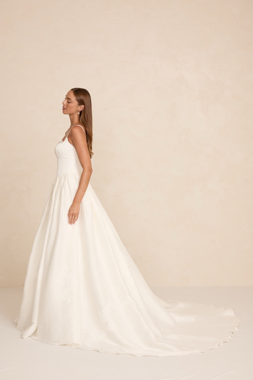 Adeline Brautkleid von MWL Bride mit strukturierter Formgebung, weichem Stofffall und ausgewogener A-Linie.