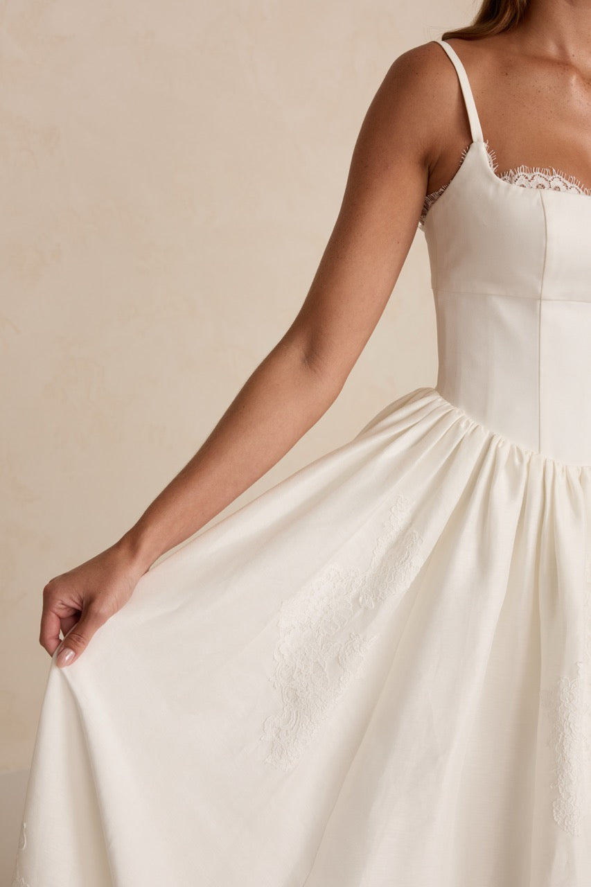 Brautkleid Adeline von MWL Bride mit handapplizierter Prim-Spitze, strukturierter Korsage und fließendem Rock aus Silk Linen.
