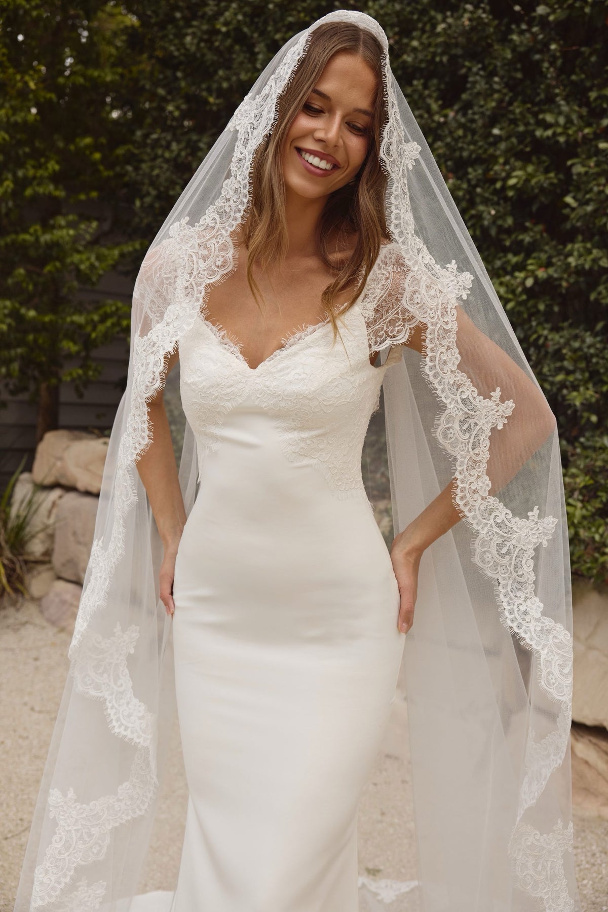 Figurbetontes Brautkleid aus sanftem stretch crepe.