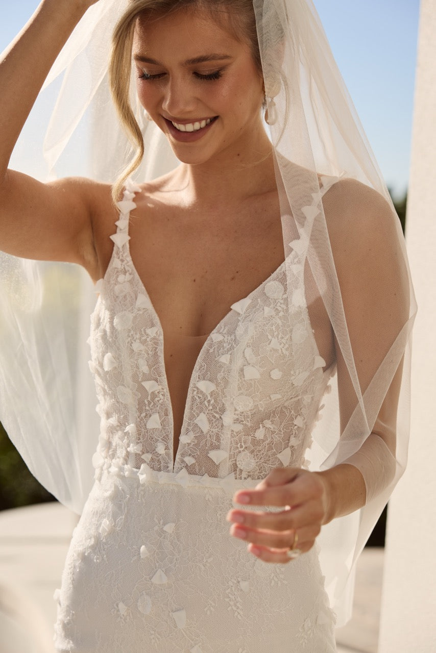 Modernes Brautkleid Cove von MWL Bride mit klarer Linienführung und floraler 3D-Spitze