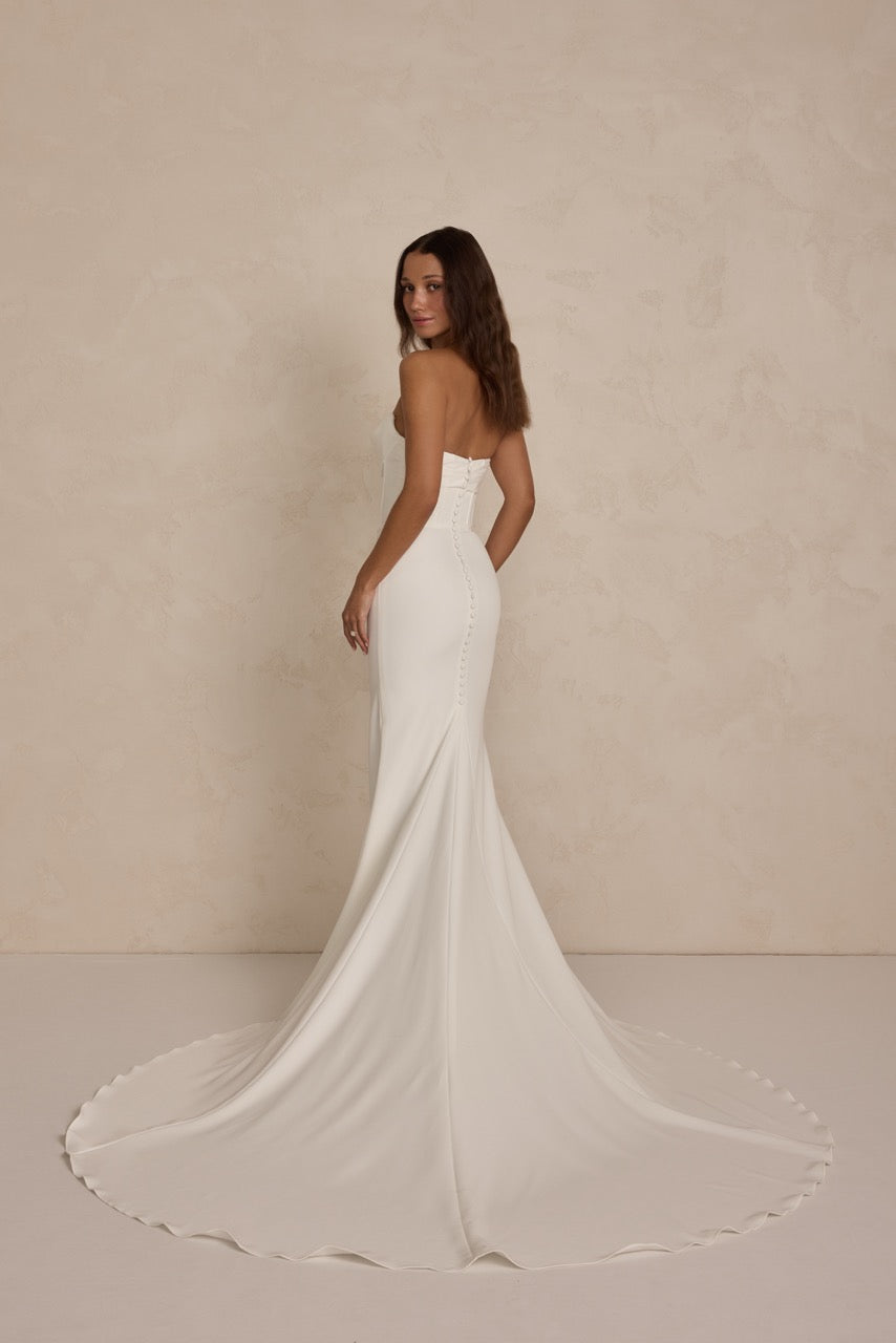 Rückenansicht des Brautkleids Cruz Crepe von MWL Bride mit eleganter Linienführung und fließendem Crepe-Stoff.