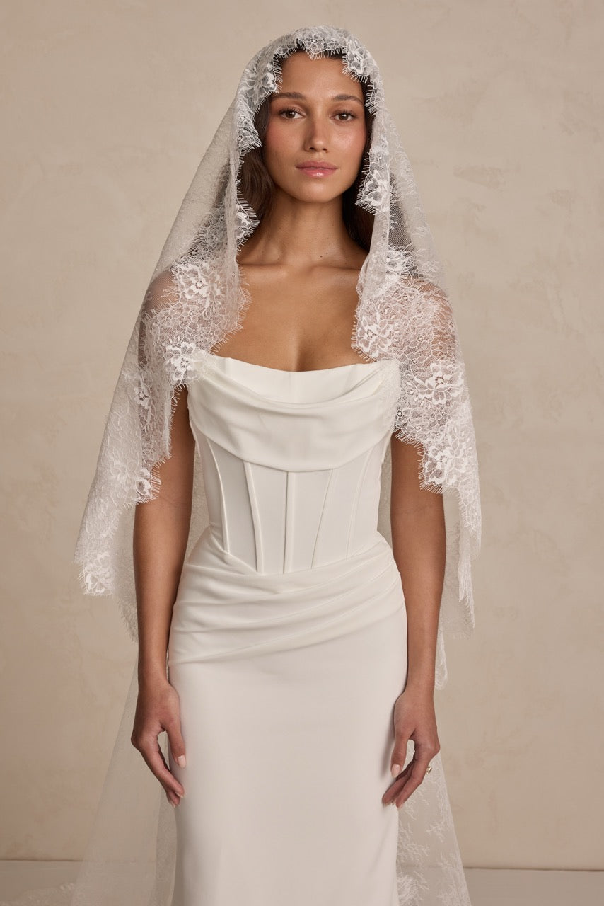 Detailansicht des Brautkleids Cruz Crepe von MWL Bride mit geformtem Bodice, definierter Taille und klaren Linien.