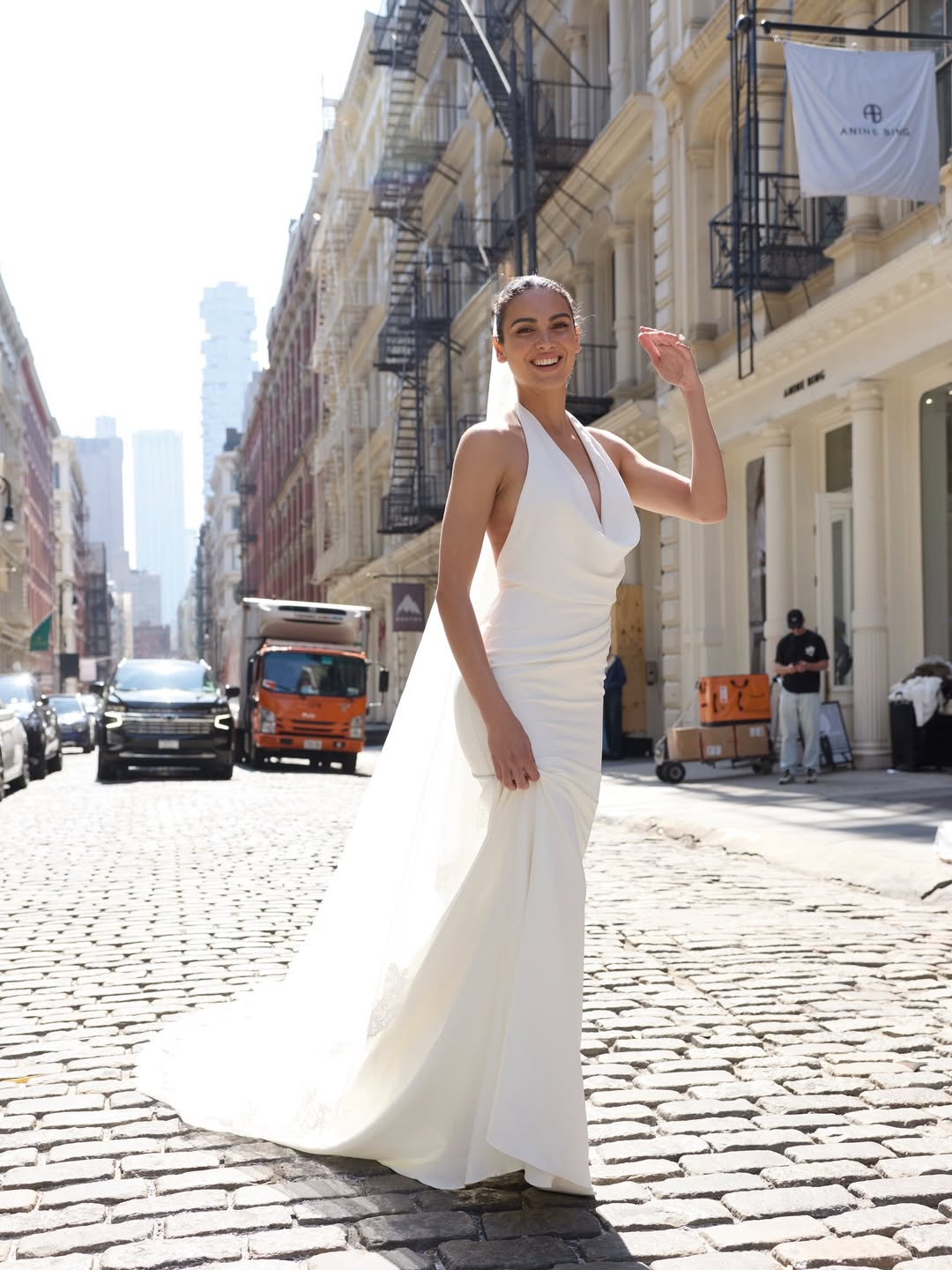 Brautkleid Palmer von MWL Bride mit fließender Schleppe und moderner, eleganter Silhouette.