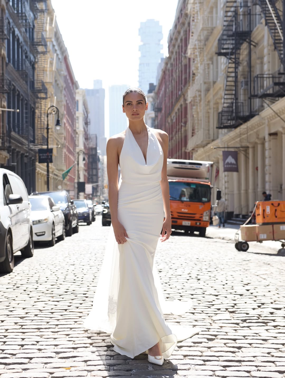 Modernes Brautkleid Palmer von MWL Bride mit weich drapiertem Oberteil und klarer Linienführung.