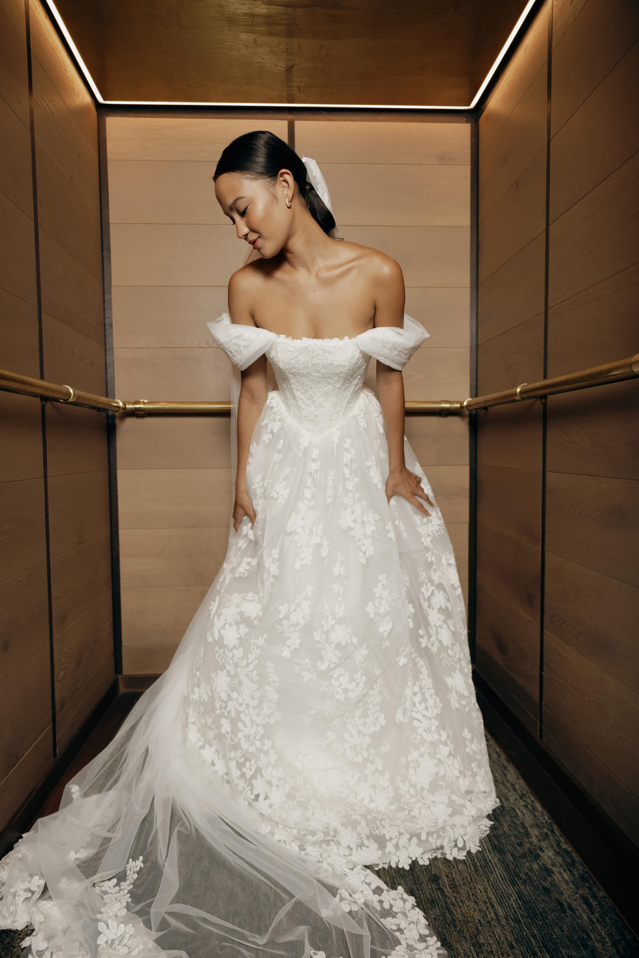 Queenstown Brautkleid von Hera Couture mit mehrlagigem Tüll, gestickten Blüten und strukturierter Corsage für eine moderne, feminine Silhouette.