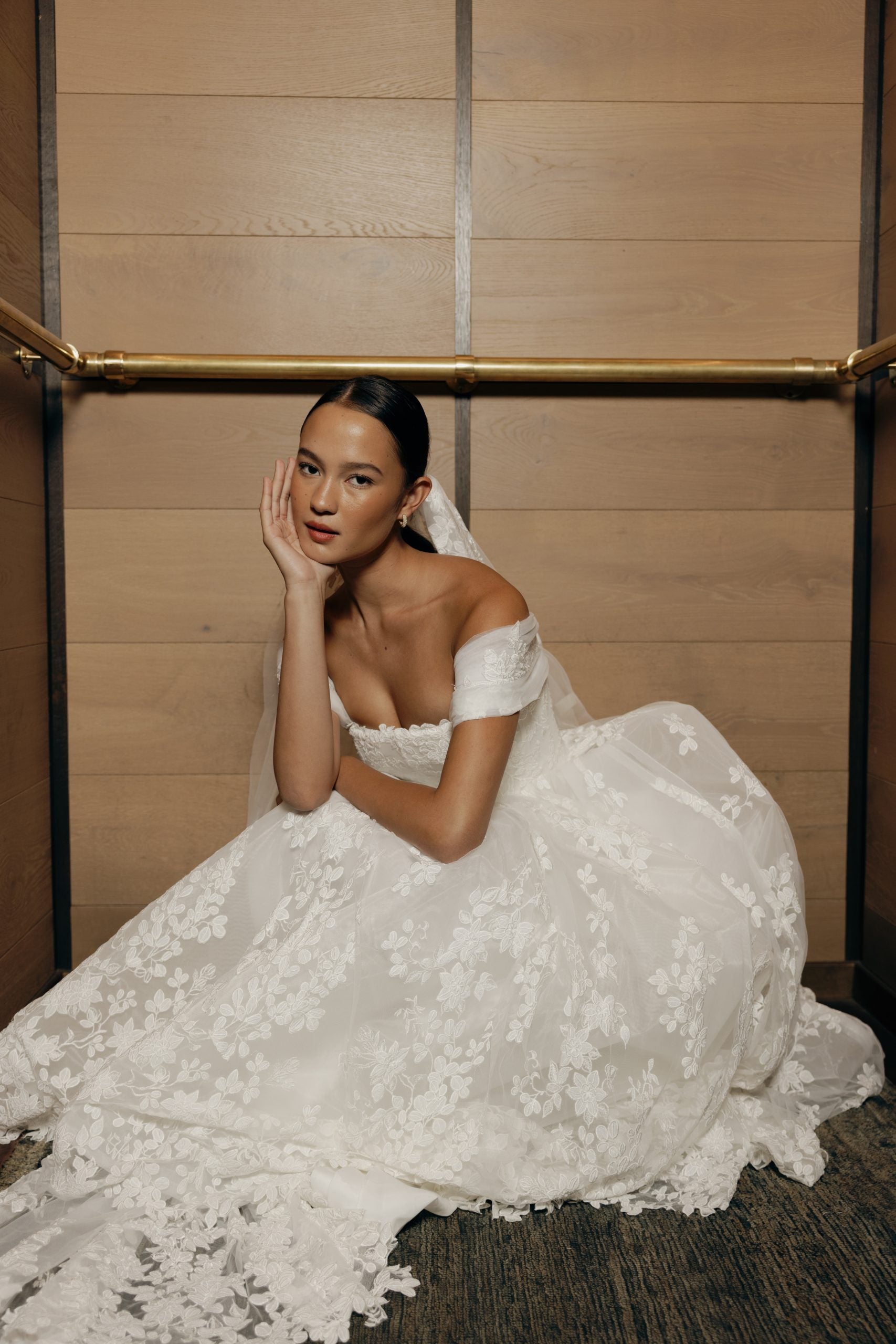 Queenstown Brautkleid von Hera Couture mit abnehmbaren Spitzenärmeln, floraler Corsage und weich fließendem Tüllrock.