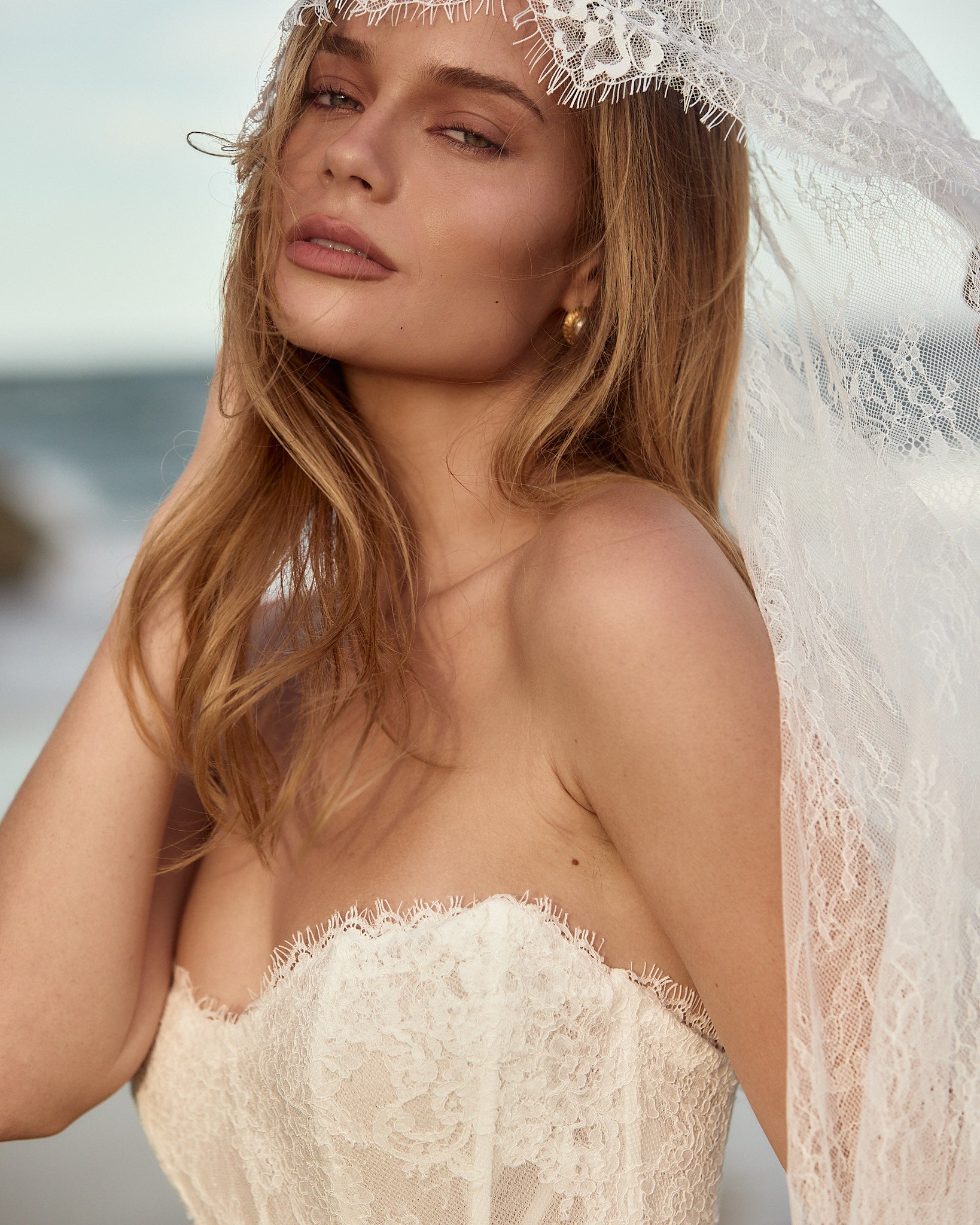 Romy von MWL Bride mit strukturierter Taille, körpernaher Silhouette und durchgängiger zarter Chantilly-Spitze.