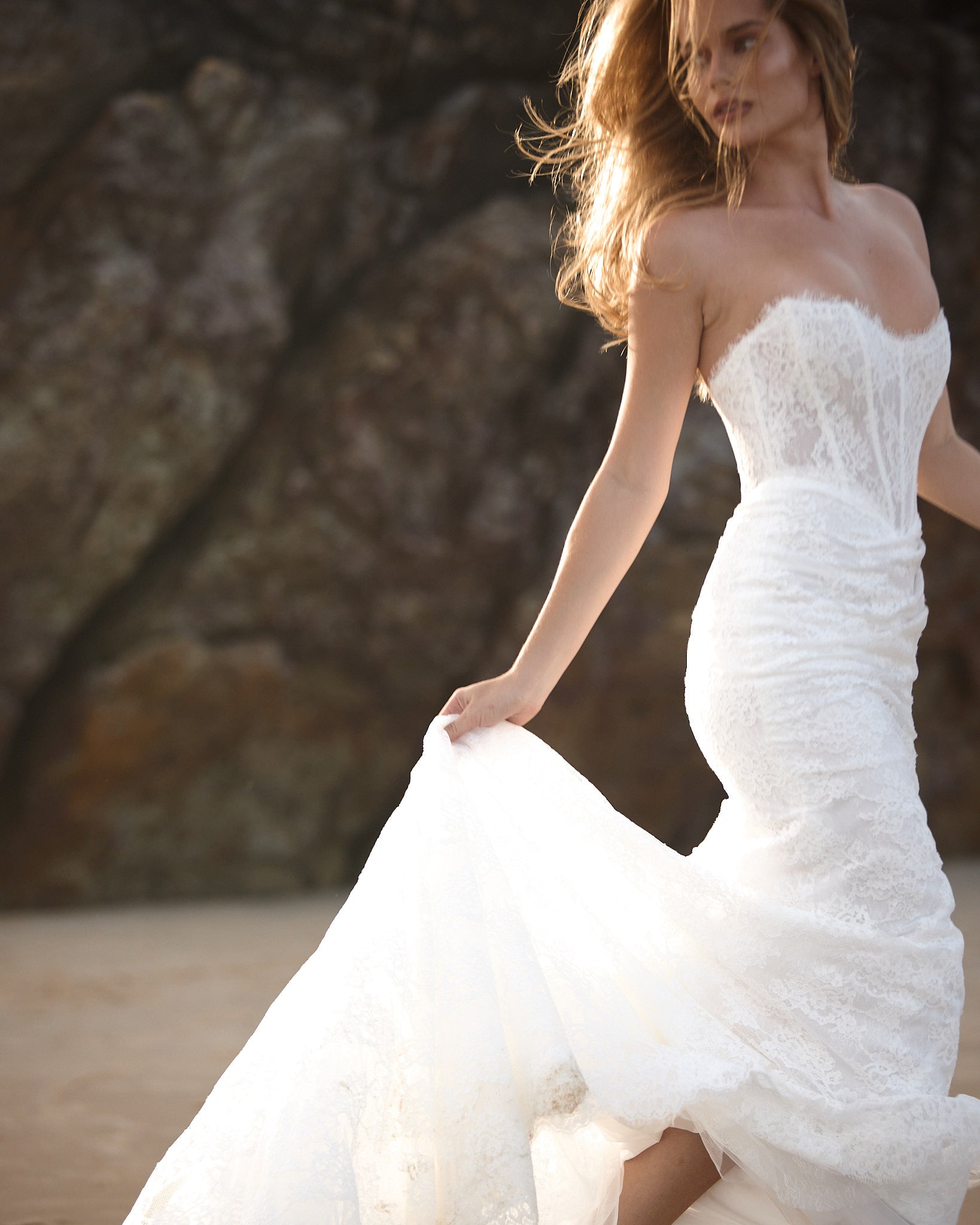 Modernes figurbetontes Brautkleid Romy von MWL Bride mit klarer Linienführung und feiner All-over-Chantilly-Spitze.