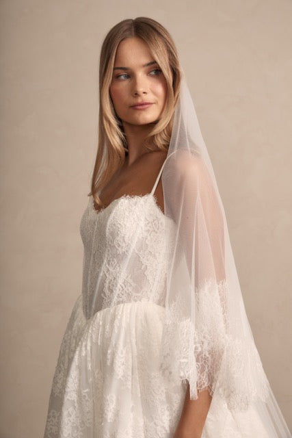 Brautkleid Würzburg – feine Spitze und elegante Details exklusiver Brautmode