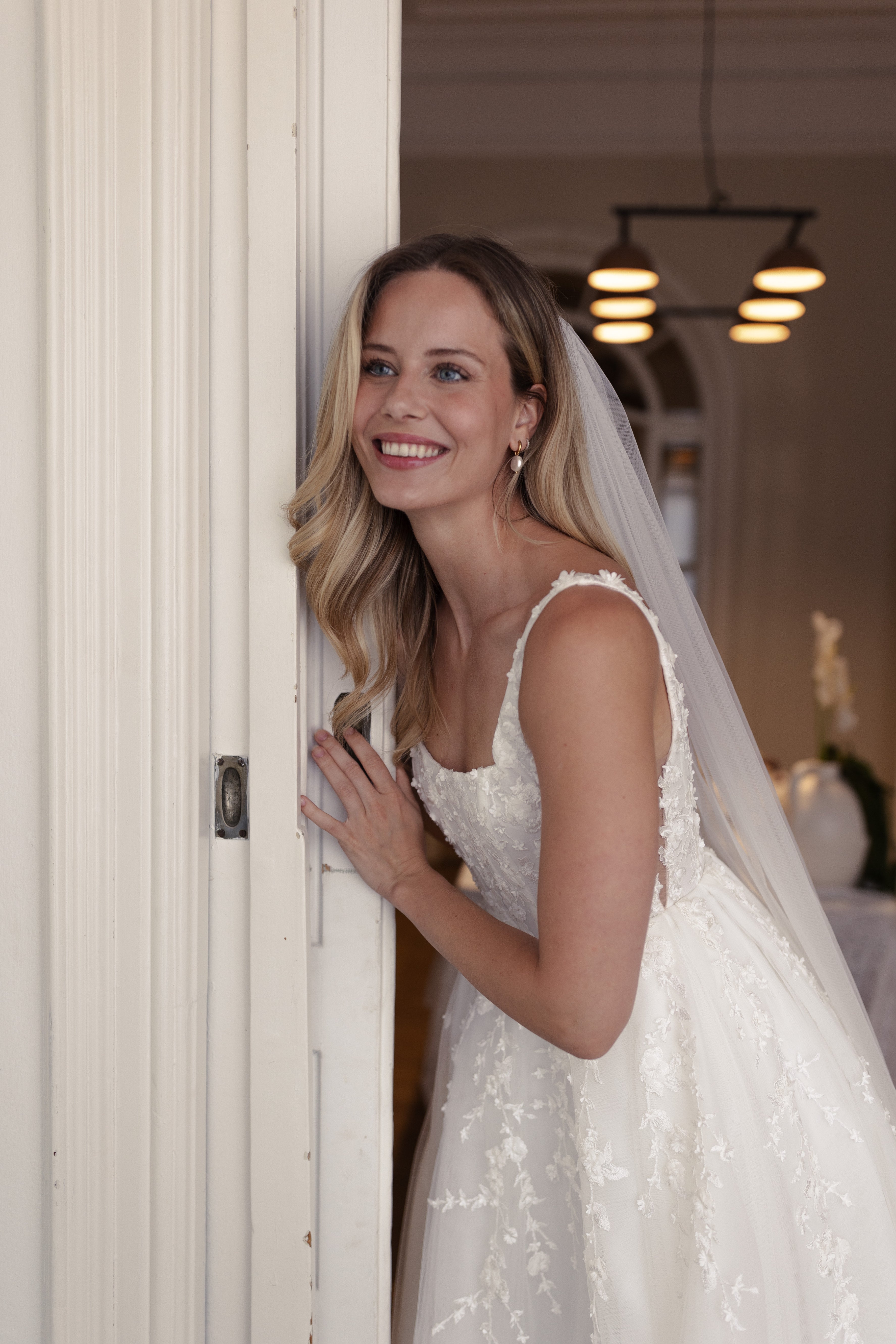 Brautkleid Zayn von MWL Bride mit floraler 3D-Spitze, eckigem Ausschnitt und modernem, leichtem Tüllrock.