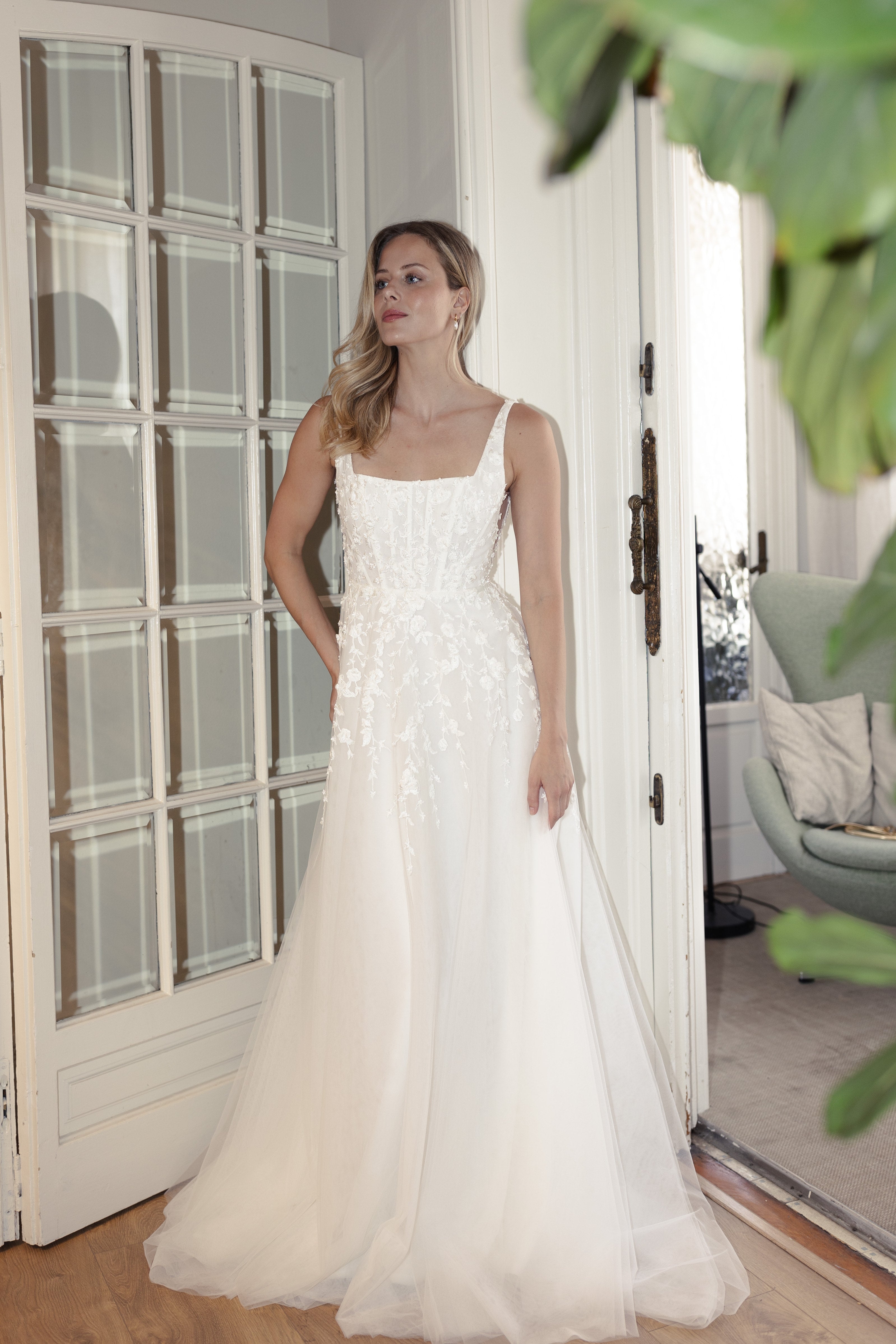 Zayn Brautkleid von MWL Bride mit ausdrucksstarker 3D-Spitze und weich fließendem Tüllrock in A-Linie.