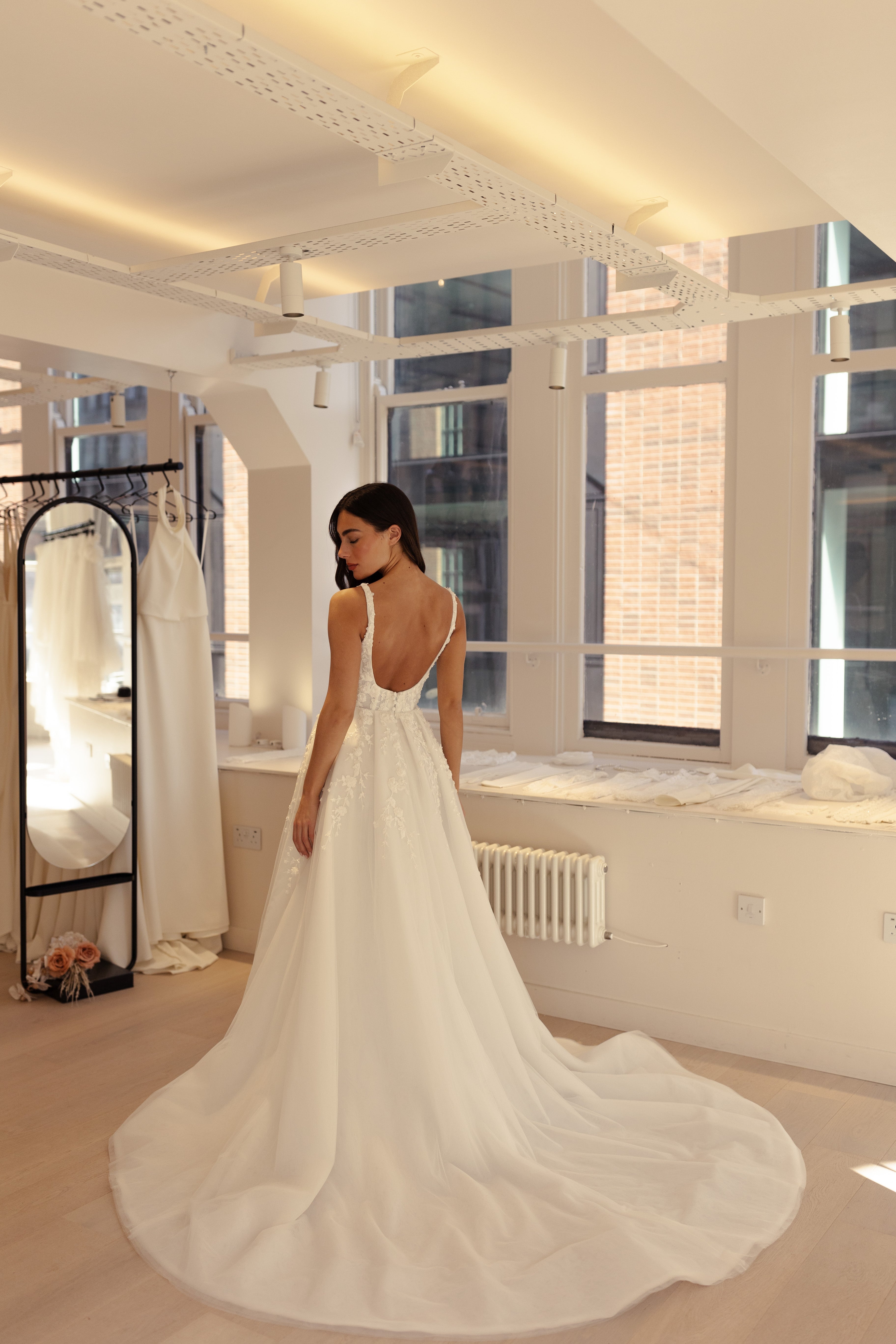 Modernes Brautkleid Zayn von MWL Bride mit eckigem Ausschnitt, feiner 3D-Spitze und luftigem Tüllrock in A-Linie.