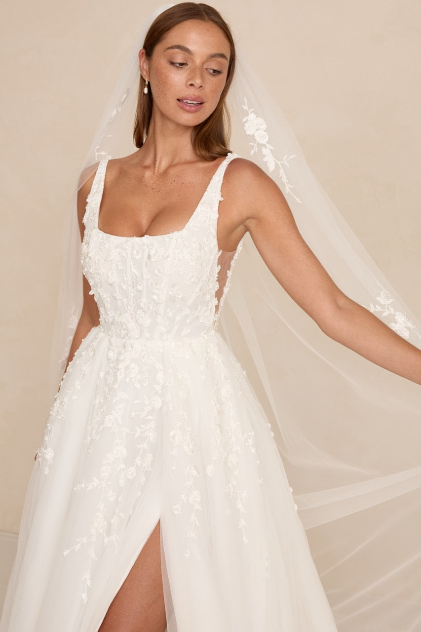 Detailansicht des Brautkleids Zayn von MWL Bride mit dimensionaler 3D-Spitze und modernem eckigem Ausschnitt.