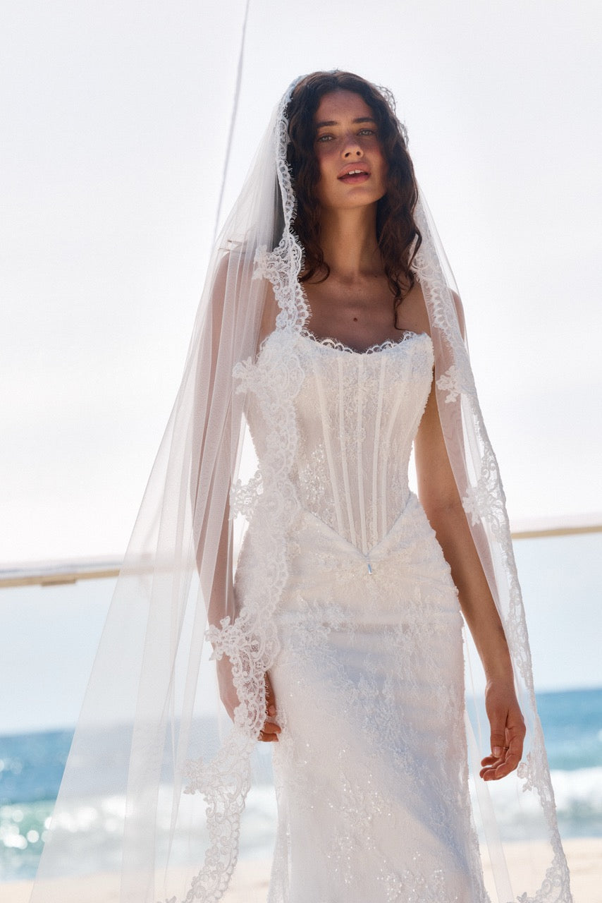 Modernes Brautkleid Aschaffenburg mit sinnlicher Präsenz, feine Spitze und ruhiger Rückenansicht