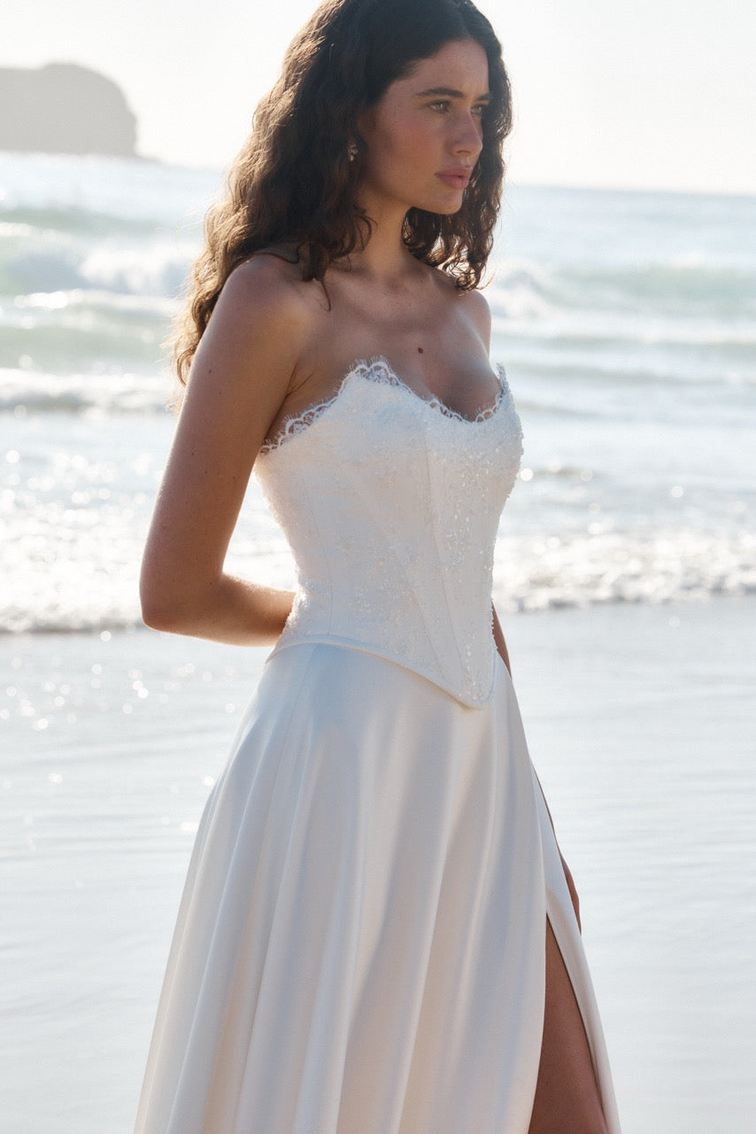 Brautkleid Aschaffenburg mit sinnlicher Präsenz, weicher Satin und natürliche Linienführung