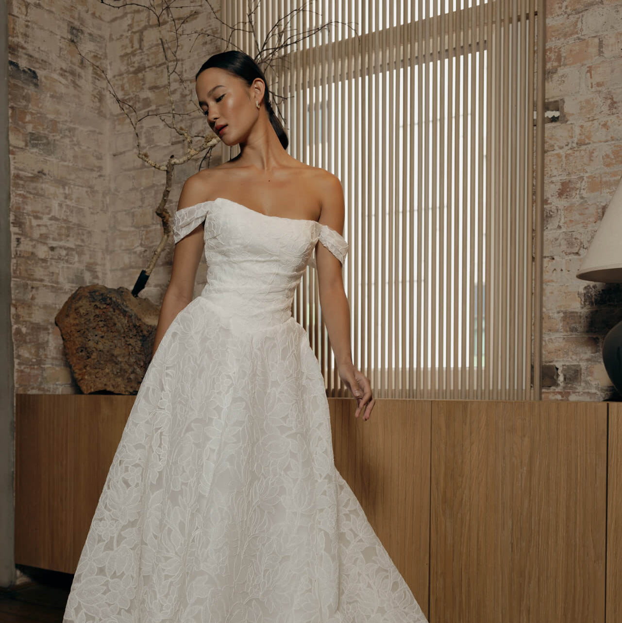 Brautkleid für Wuerzburg mit sichtbarer Präsenz, fester Stoff und klare Linienführung