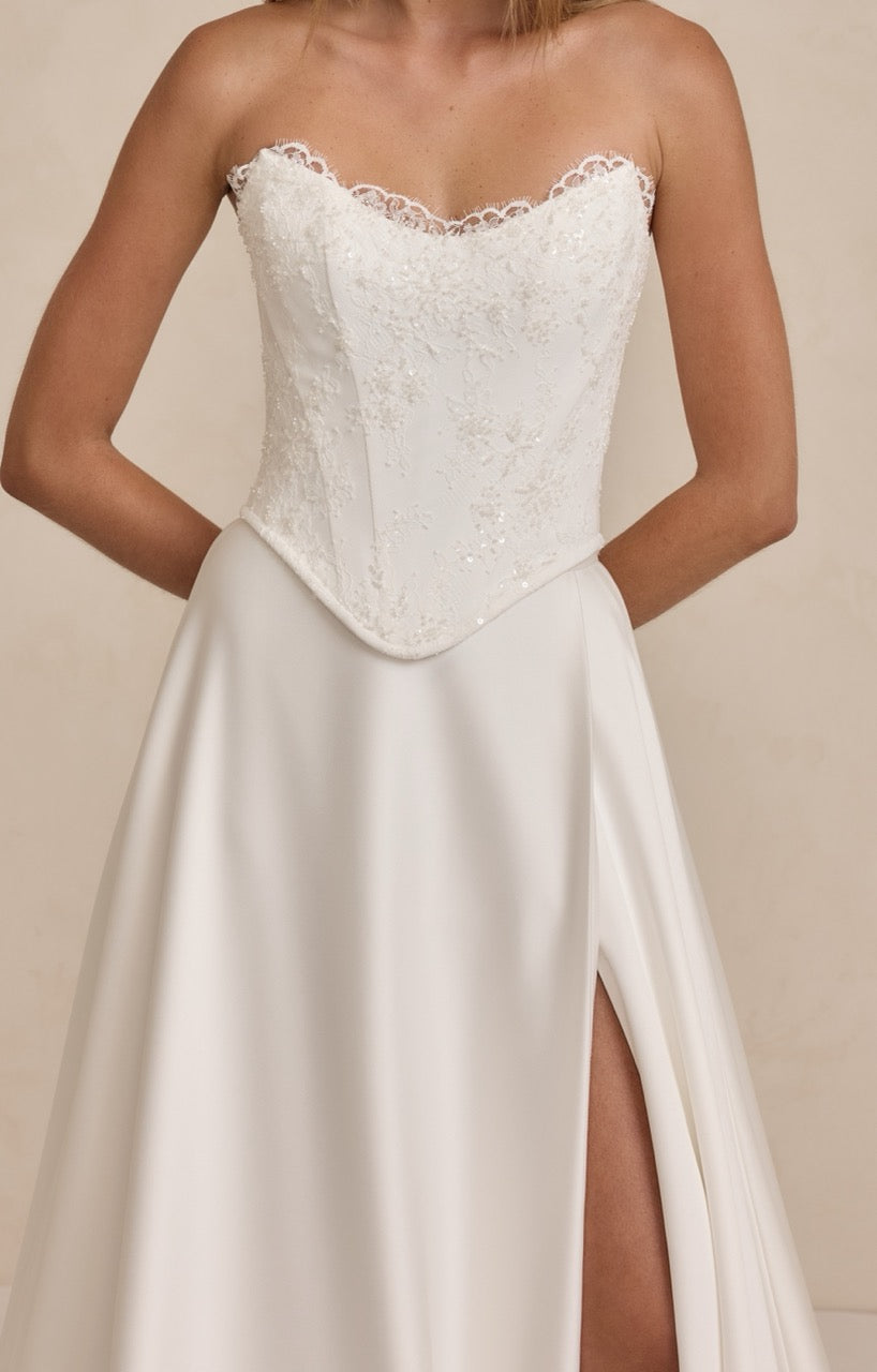 Modernes Brautkleid mit cleanem Design – Teil der Kollektion Lys Kyss Bridal Boutique nahe Frankfurt am Main.
