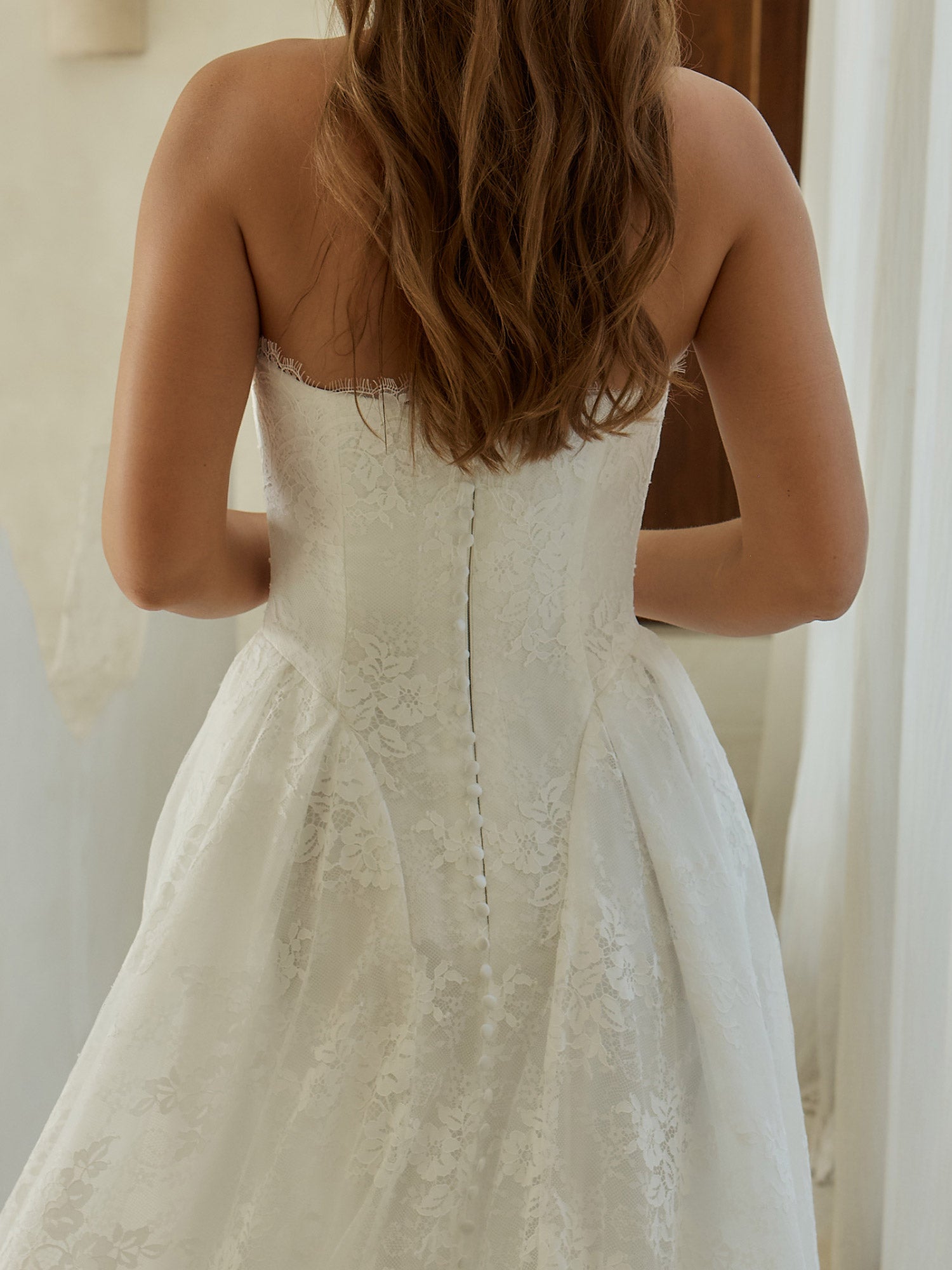 Detail Aufnahme von einem Brautkleid aus Spitze - moderner und extravaganter Schnitt