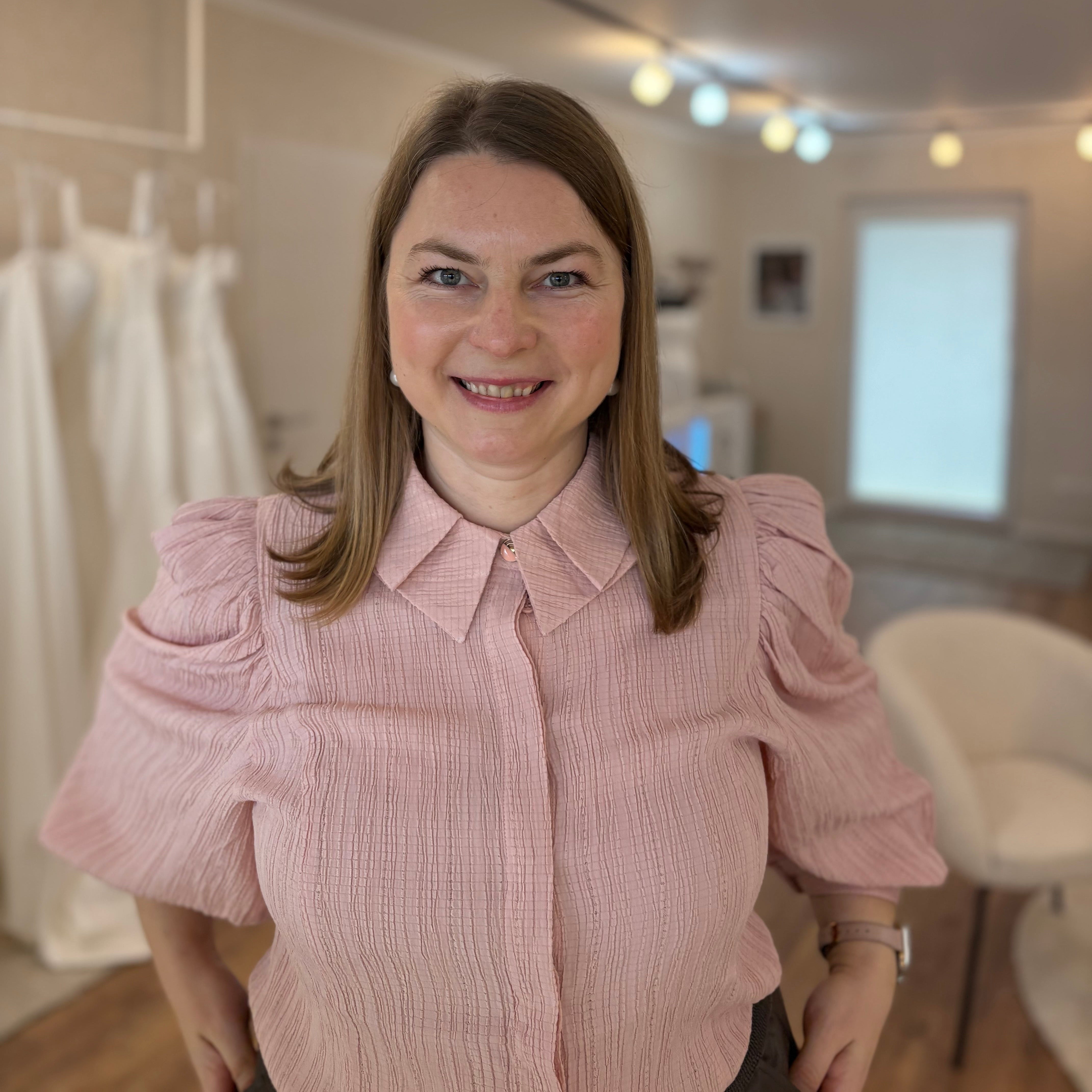 Brautmode Leidersbach: Inhaberin Lisa in der Lys Kyss Bridal Boutique