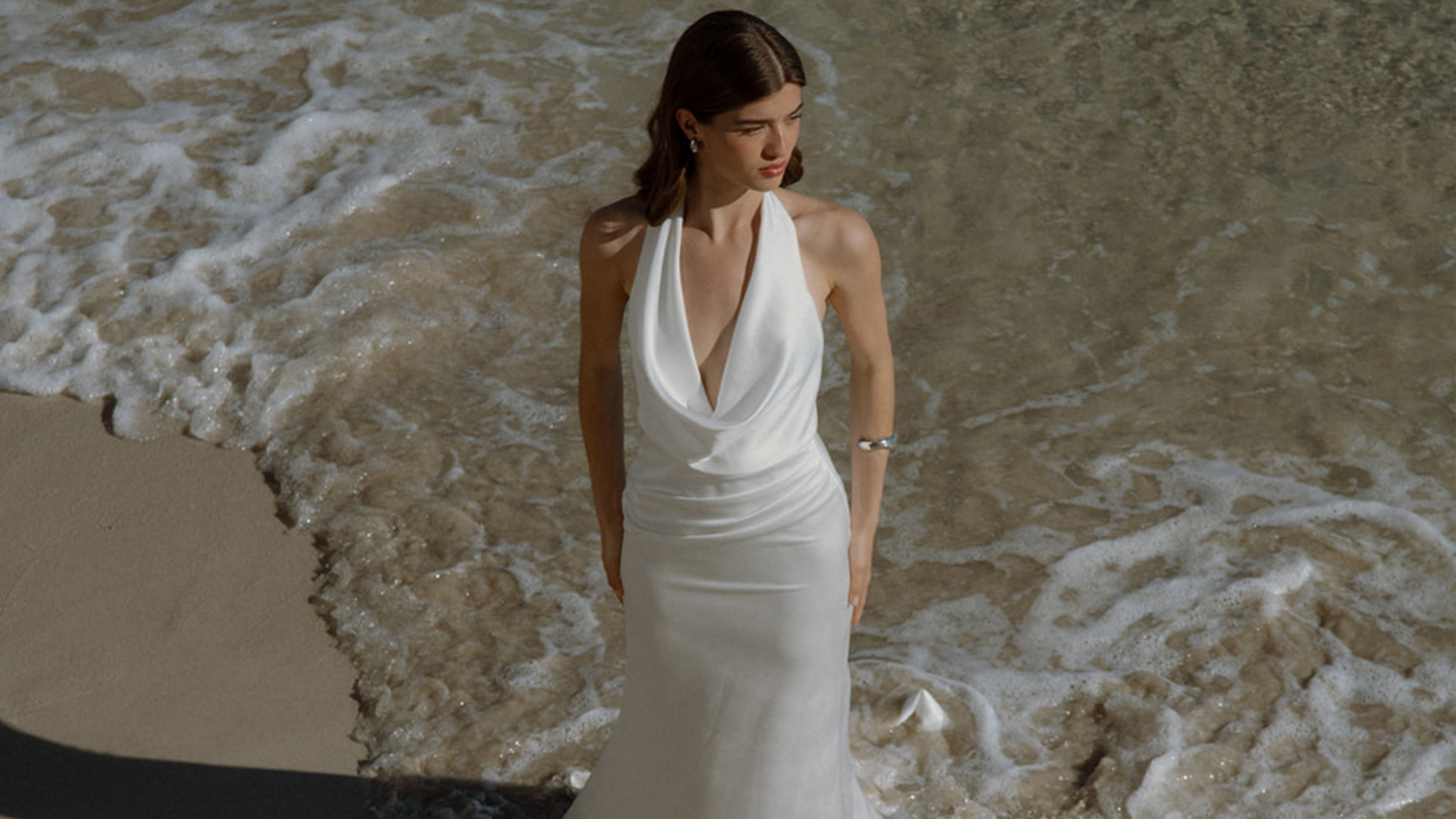 Brautmode Würzburg – modernes figurbetontes Brautkleid aus einem anschmiegsamen und leichten Stoff.