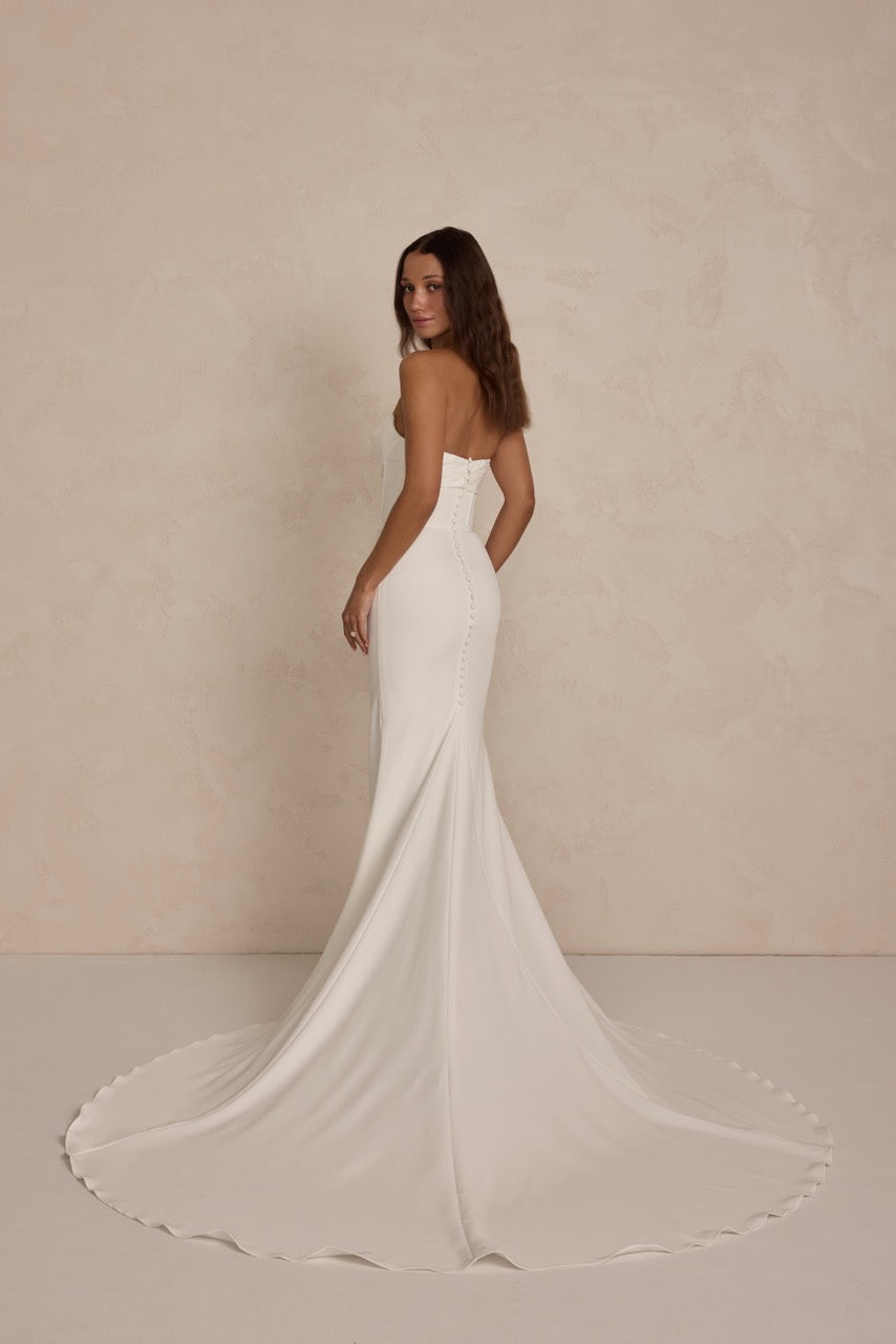 Clean Chic Brautkleid mit klaren Linien und zeitloser Eleganz. Modernes Designer-Brautkleid von MWL Bride bei Lys Kyss Bridal Boutique