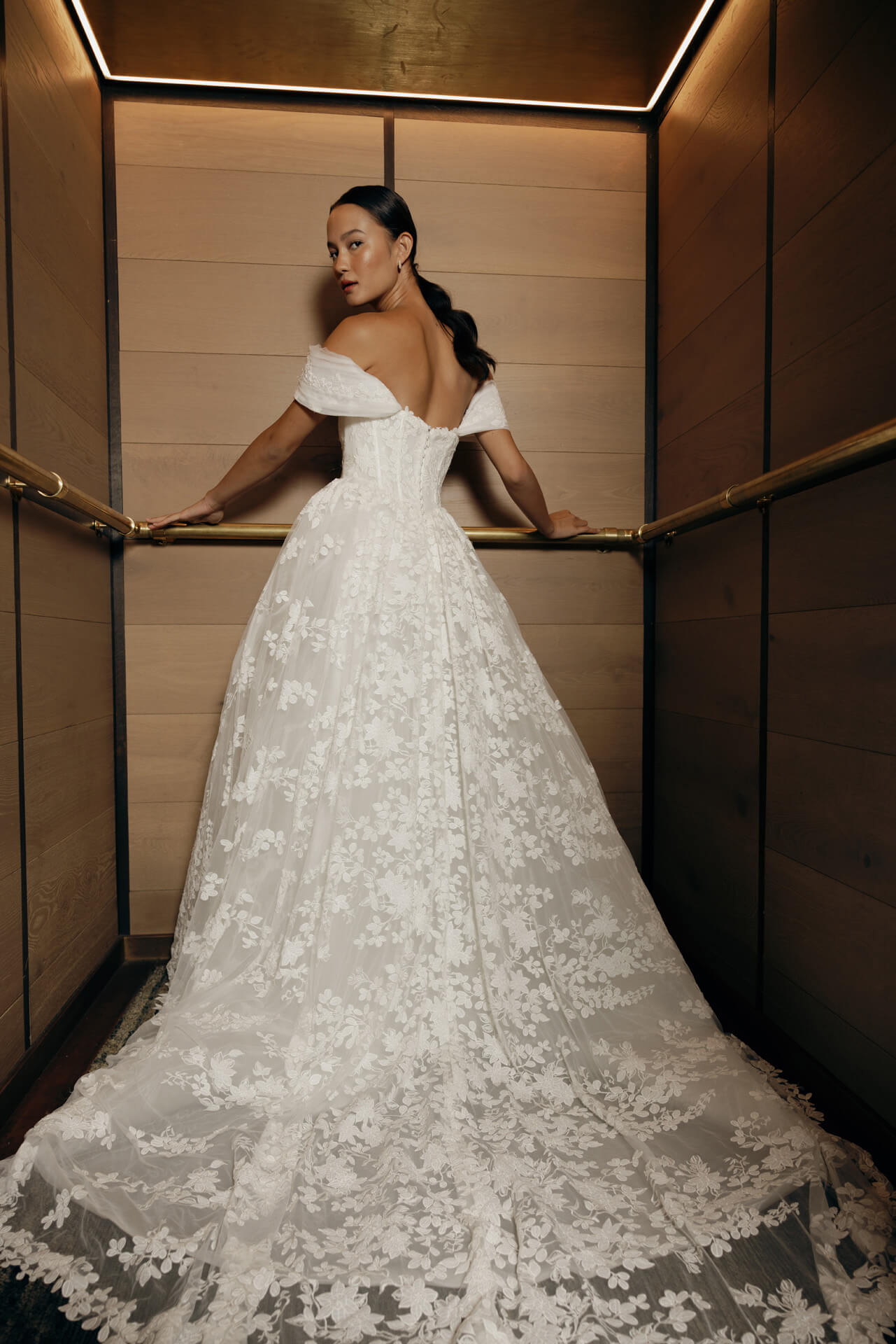 Extravagantes Brautkleid Queenstown von Hera Couture mit bestickten Blüten und voluminösem, leicht wirkendem Tüllrock.