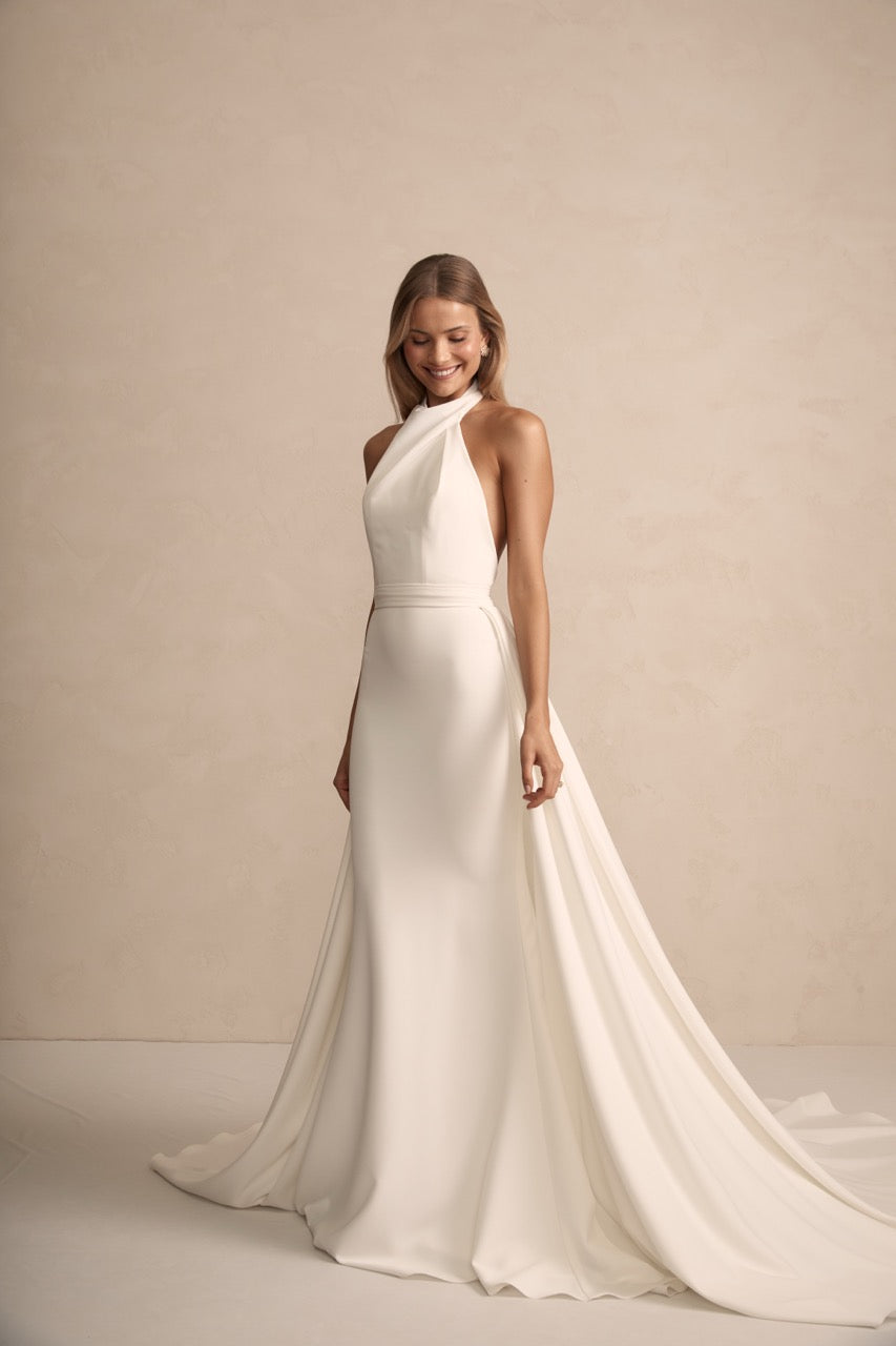 Figurbetontes cleanes Brautkleid aus Crepe mit klarer Linienführung