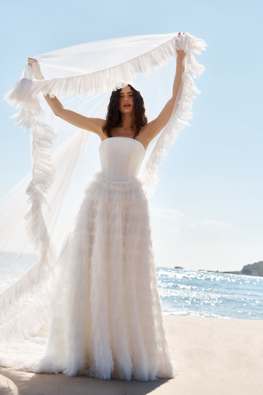 Braut mit dem langen Banks-Schleier aus doppellagigem Tüll, der sanft und voll über den Rücken fällt.