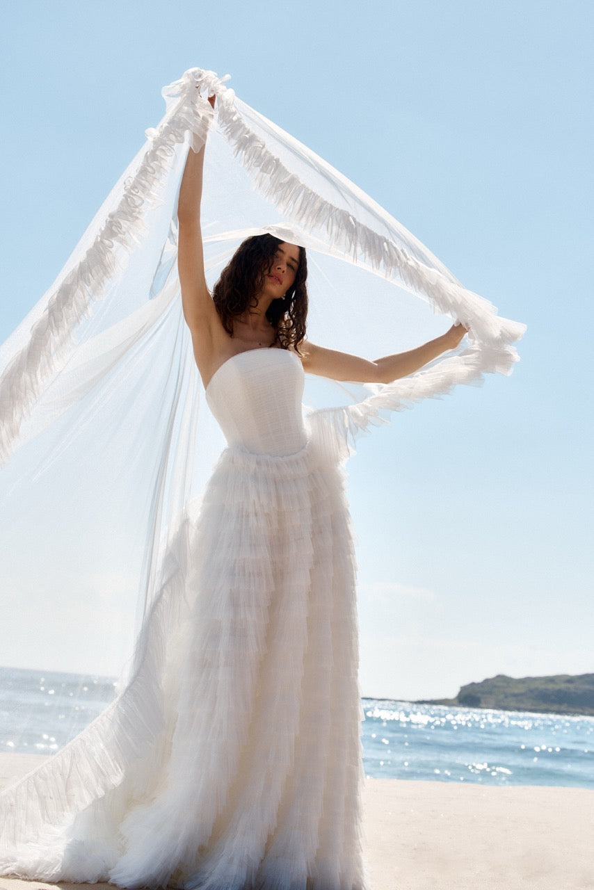 Detailaufnahme des Banks-Schleiers mit feinem, strukturiertem Tüll und elegantem, fließendem Fall.