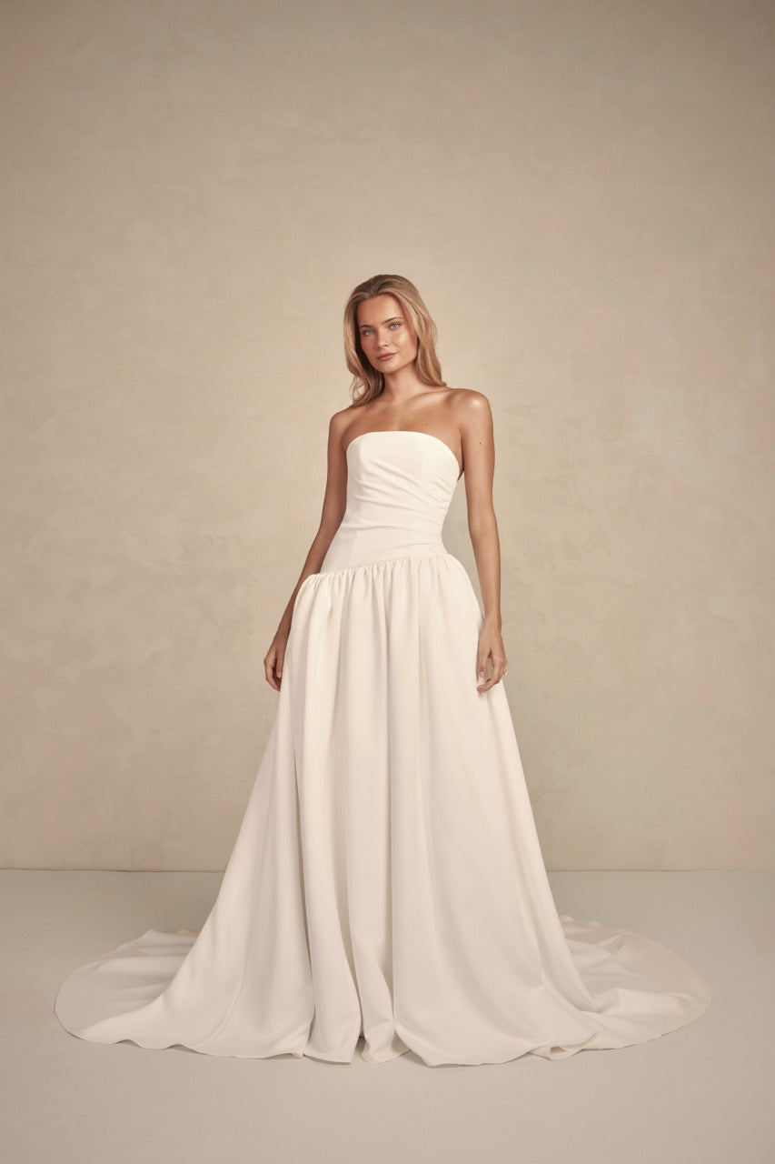 Detailaufnahme des Brautkleids Avery: feine Drapierung im matten Satin und elegante Linienführung.