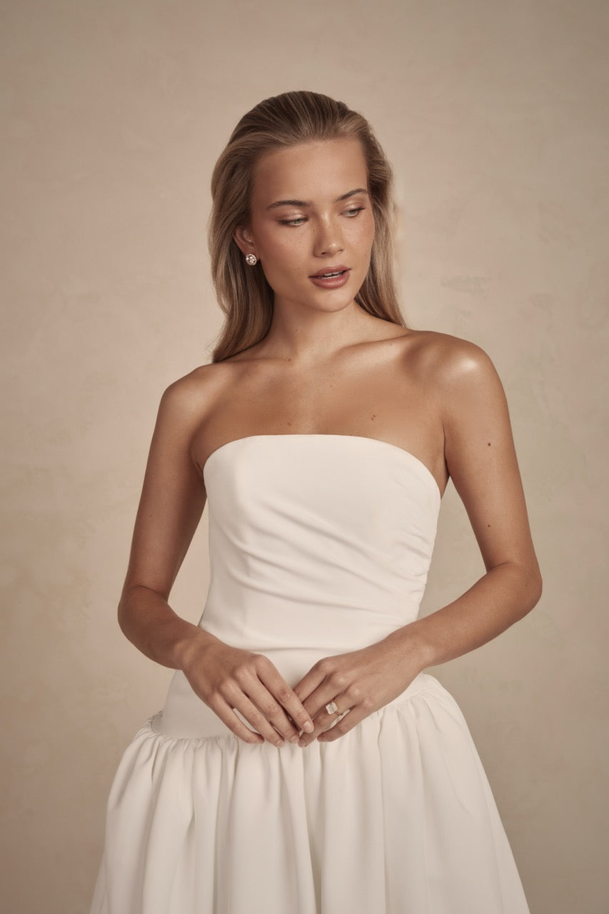 Romantische Braut in modern-minimalistischem Brautkleid Avery, fotografiert in sanftem Licht.