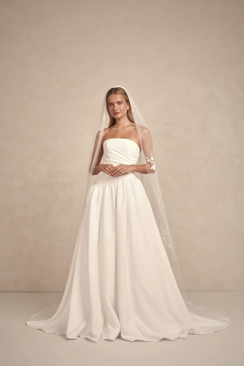 Aria Schleier kombiniert mit Brautkleid – eleganter, femininer Schleier mit romantischer Spitze.