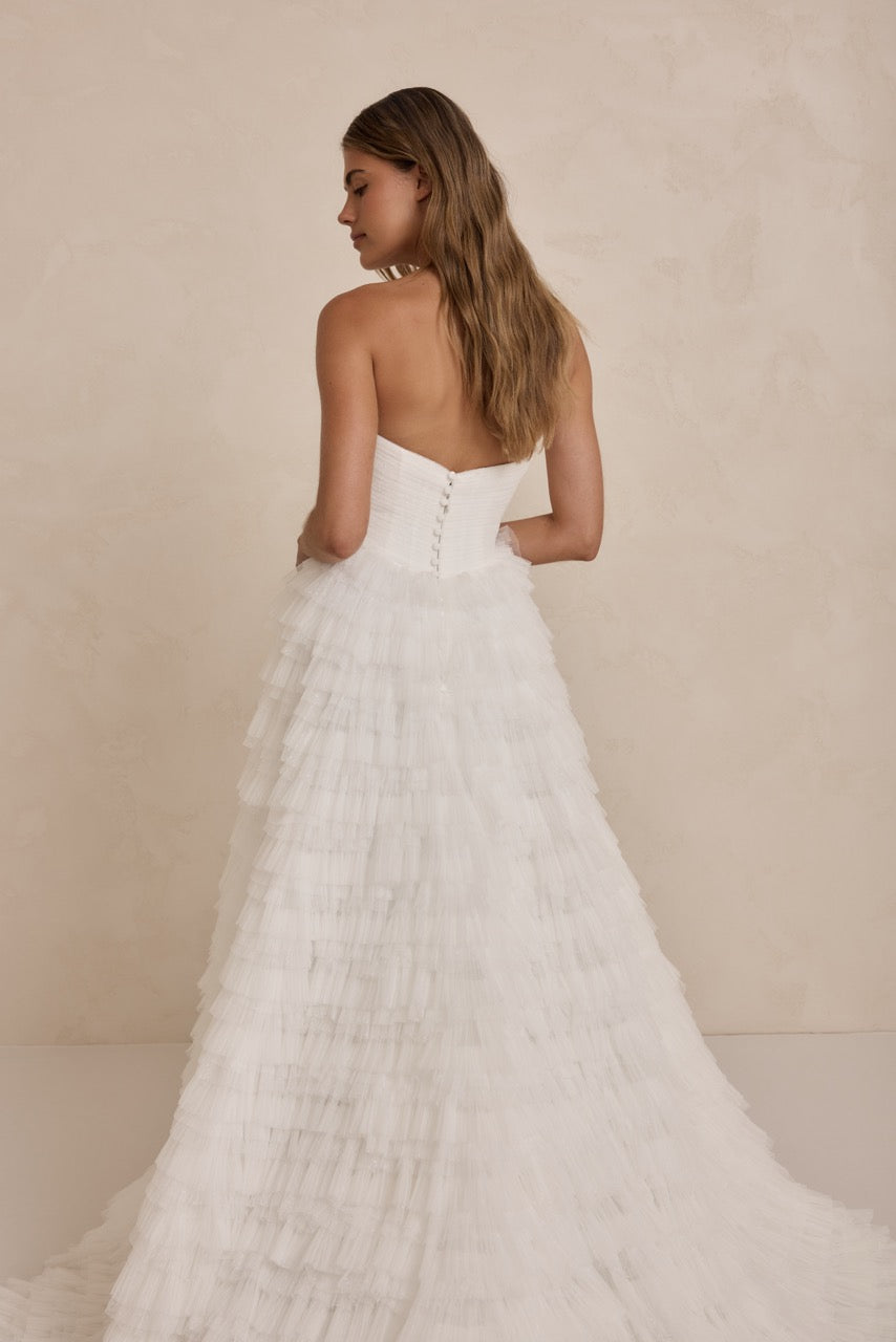 Banks Brautkleid mit fließendem Rock und zarten, gerafften Lagen – feminine Eleganz und zeitlose Leichtigkeit.