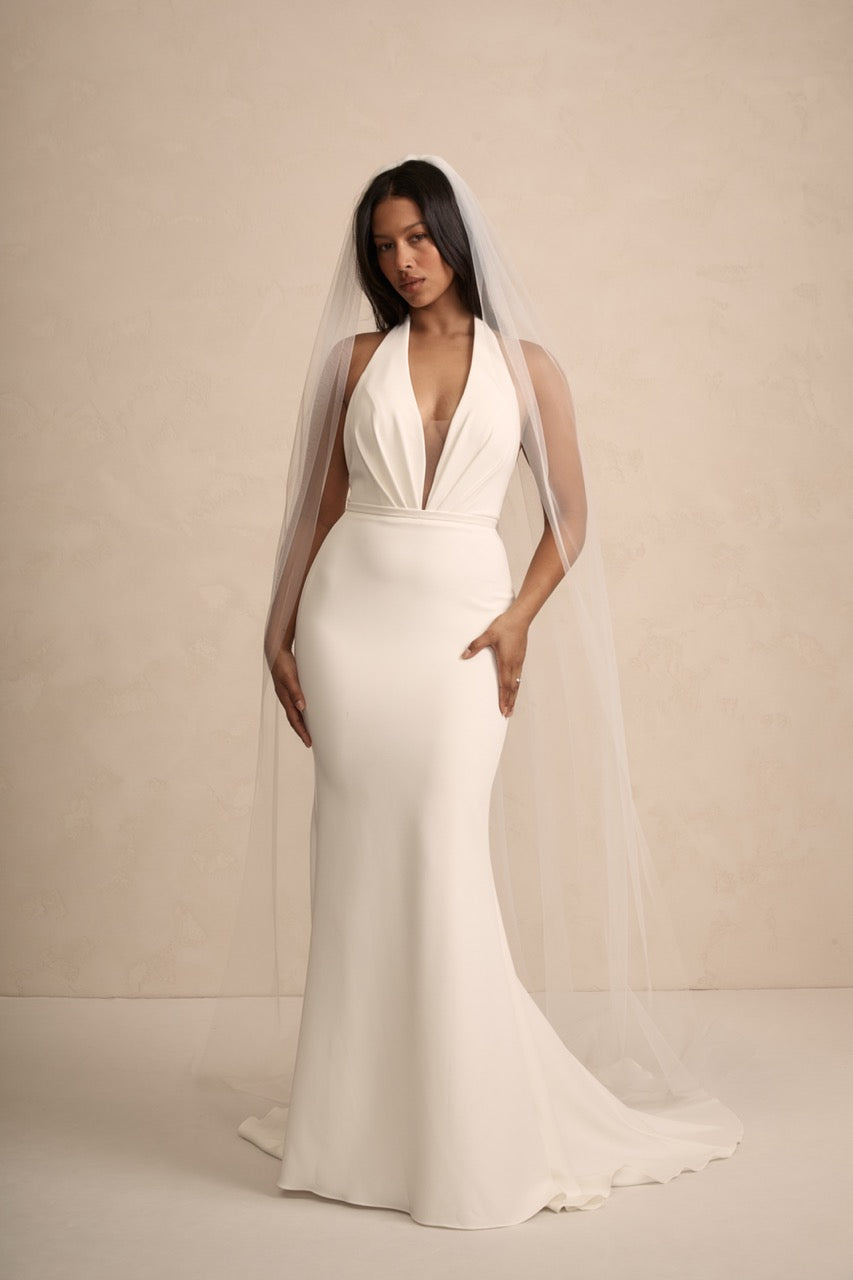 Braut trägt den Mimi Schleier aus weichem Tüll – zart, leicht und zeitlos elegant.