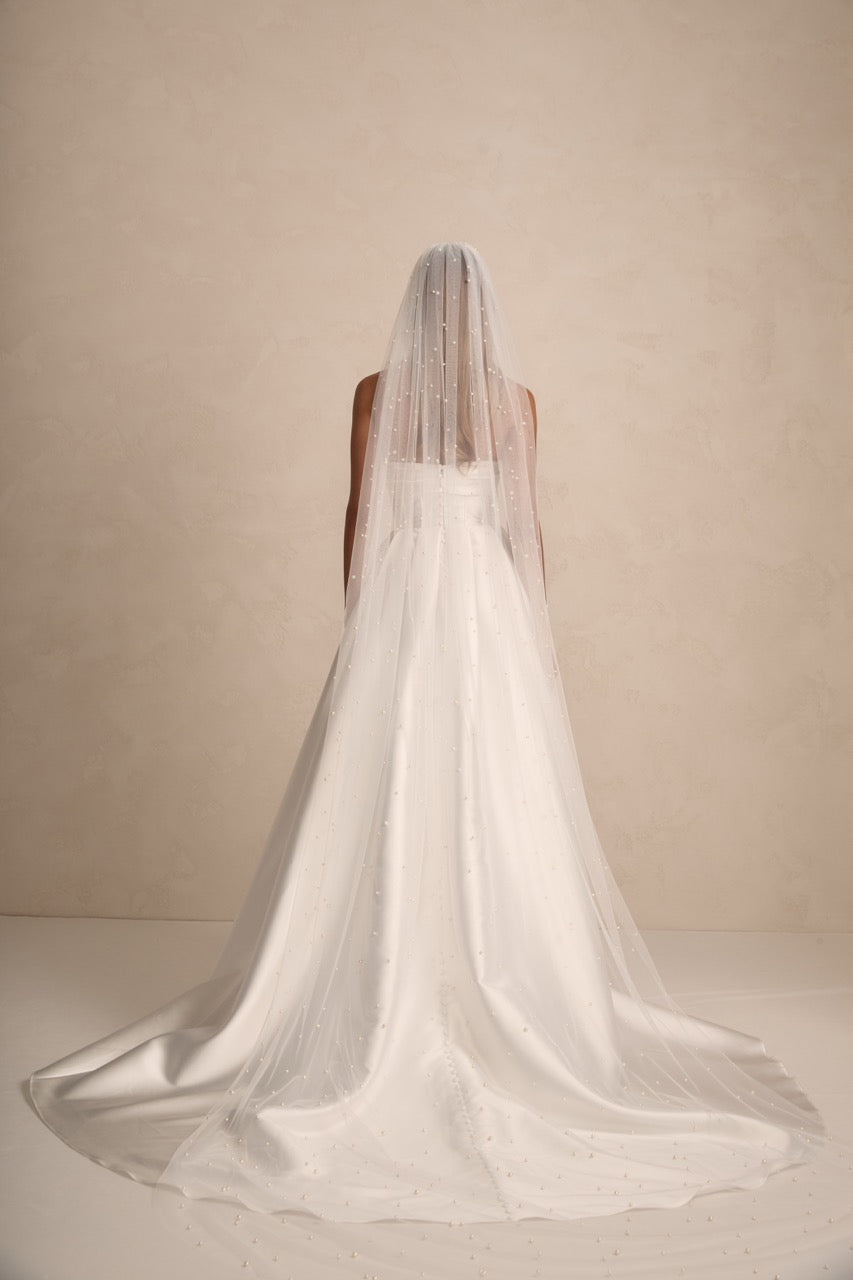 Braut trägt den Pearl Veil von Made With Love – zarter Tüllschleier mit feinen Perlen.