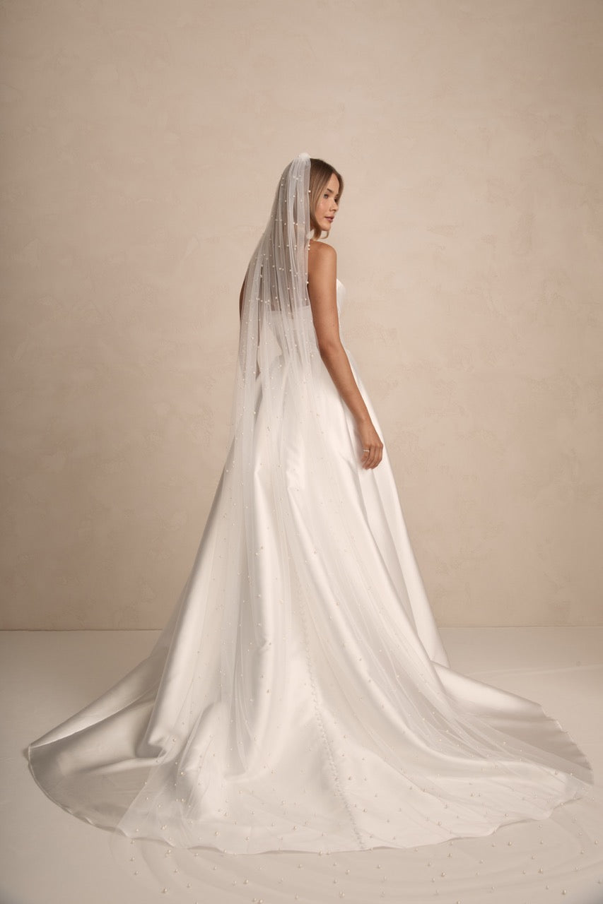 Pearl Veil kombiniert mit Brautkleid – moderner, romantischer Schleier mit Perlenakzenten.