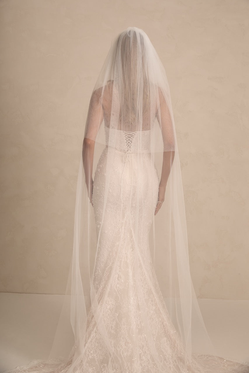 Isobel Veil kombiniert mit Brautkleid – zurückhaltend opulenter Schleier für eine elegante Silhouette.