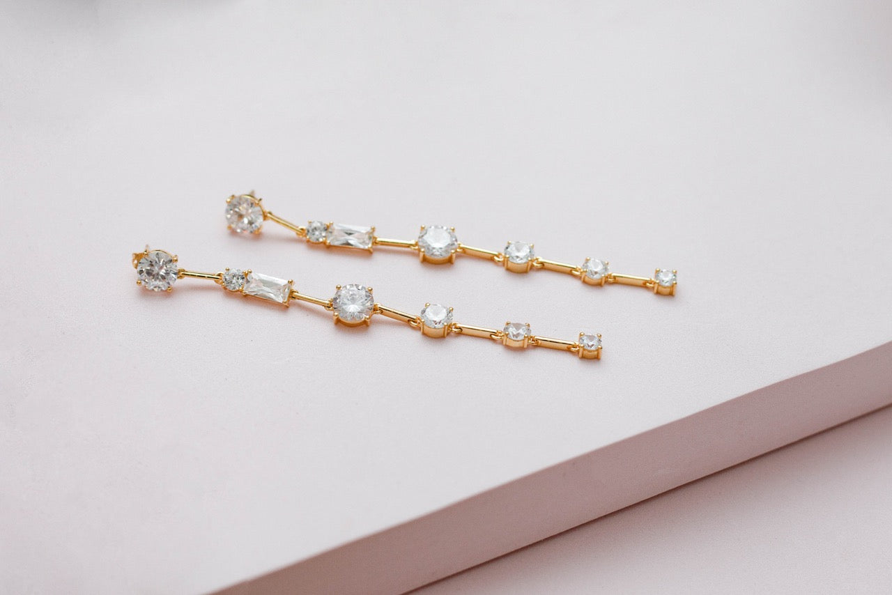 Seitenansicht von opulenten Kristall-Brautohrringen mit 18K-Goldbeschichtung