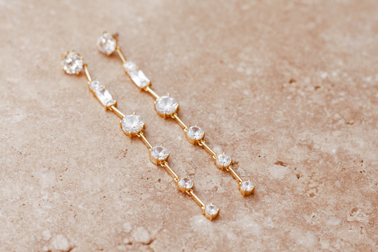 Produkt Foto Nahansicht von opulenten Kristall-Brautohrringen mit 18K-Goldbeschichtung
