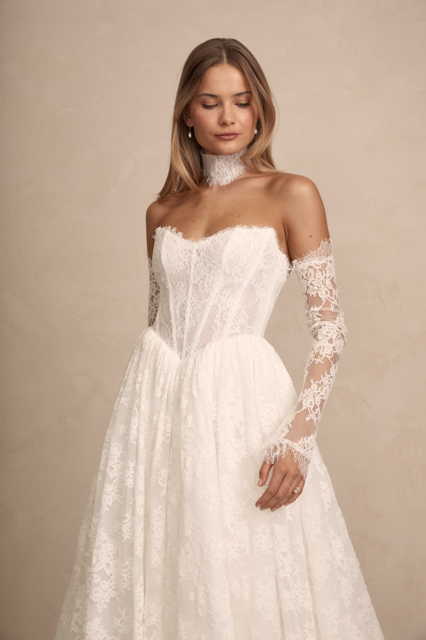 Braut in der Lys Kyss Bridal Boutique trägt Prim mit Choker und weichem, fließendem Rock.