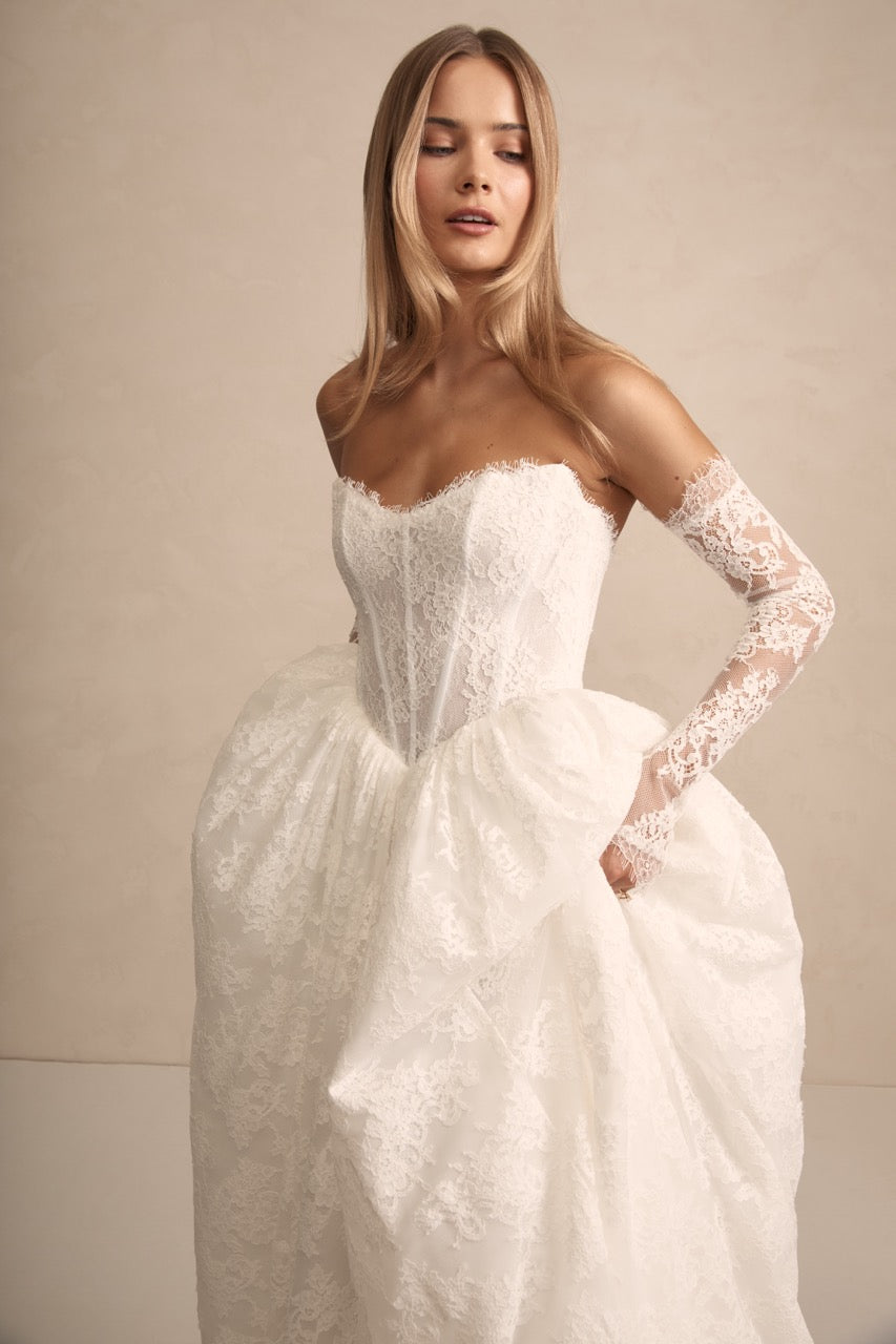 Braut in Prim von Made With Love – elegantes Brautkleid mit Basque-Taille und fließendem Rock.