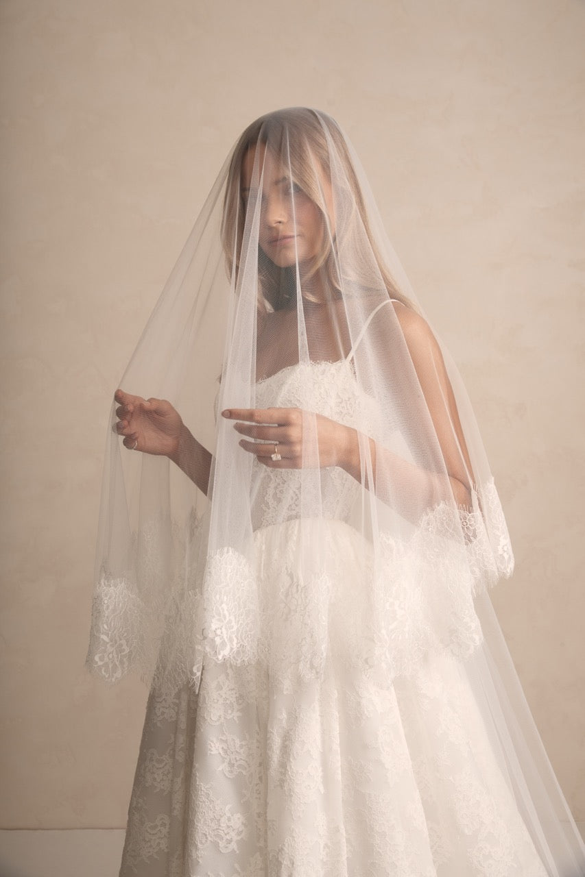 Detailaufnahme des Alice Blusher Schleiers mit zarter eyelash Chantilly-Spitze