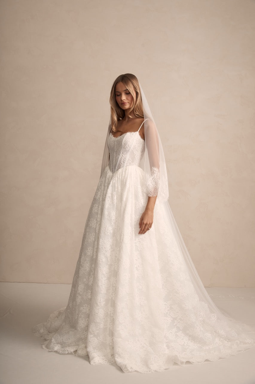 Alice Blusher Schleier kombiniert mit einem Brautkleid aus Spitze für einen edlen, modernen Bridal-Style.