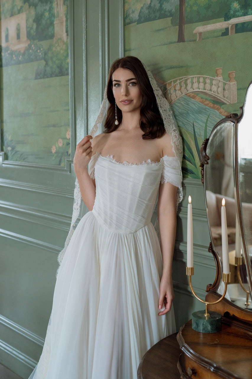 Hochzeitskleid Calla von Locket by Watters aus besonders weichem Stretch Mesh mit moderner A-Linien-Silhouette.