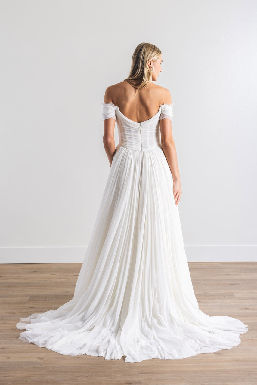 Calla Hochzeitskleid von Locket by Watters mit moderner A-Linie, weichem Stretch Mesh und klarer, femininer Silhouette.
