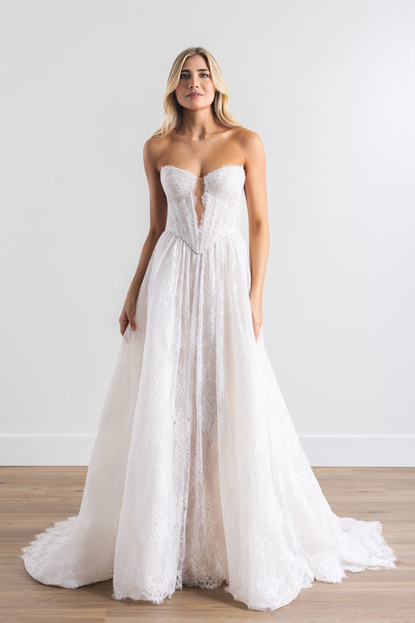 Hochzeitskleid Charlotte von Locket by Watters mit strukturierter Corsage, Herz-Ausschnitt und floraler Spitze.