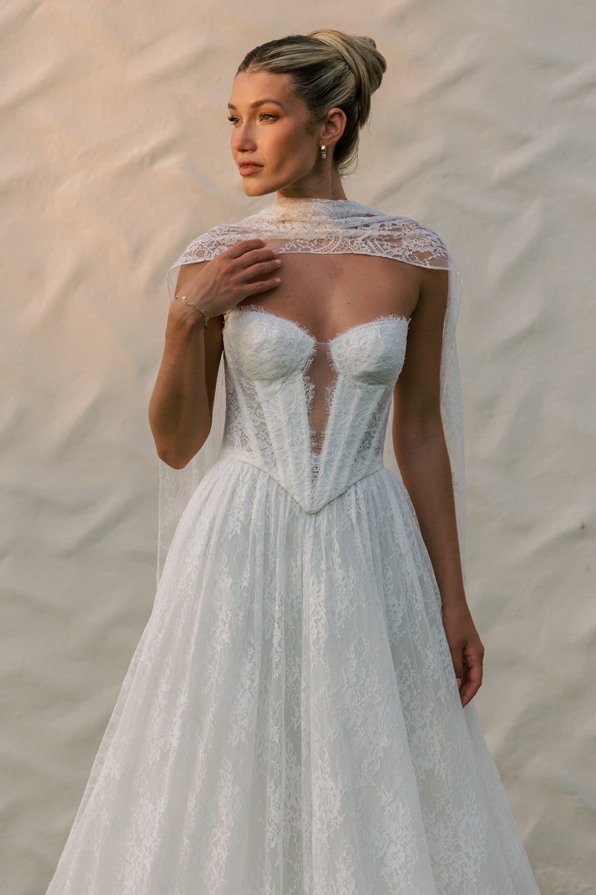 Hochzeitskleid Charlotte von Locket by Watters mit klassischer Ballgown-Silhouette, moderner Corsage und feiner Caterina-Spitze.